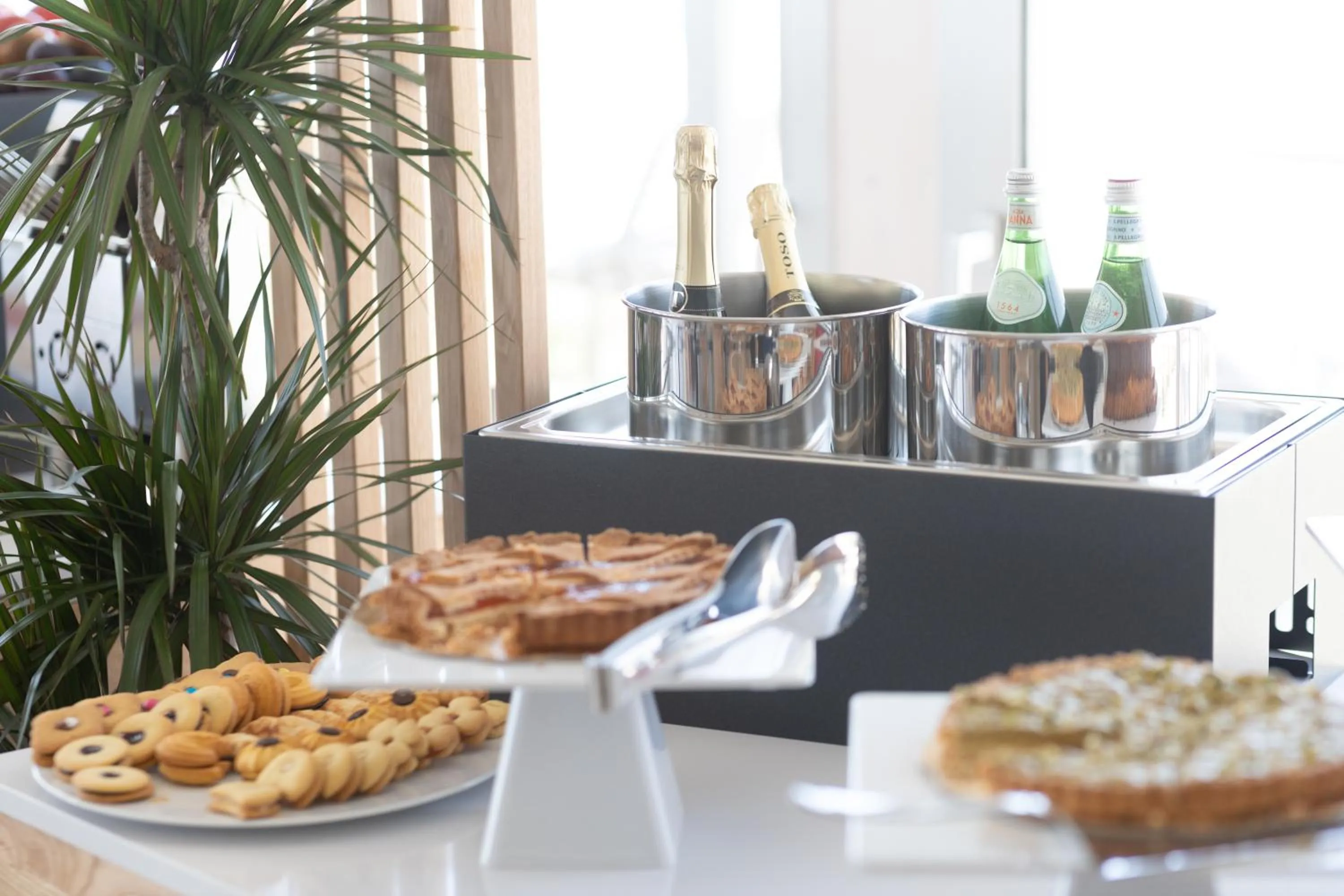 Restaurant/places to eat in Midenza Seaside & Nature Retreat