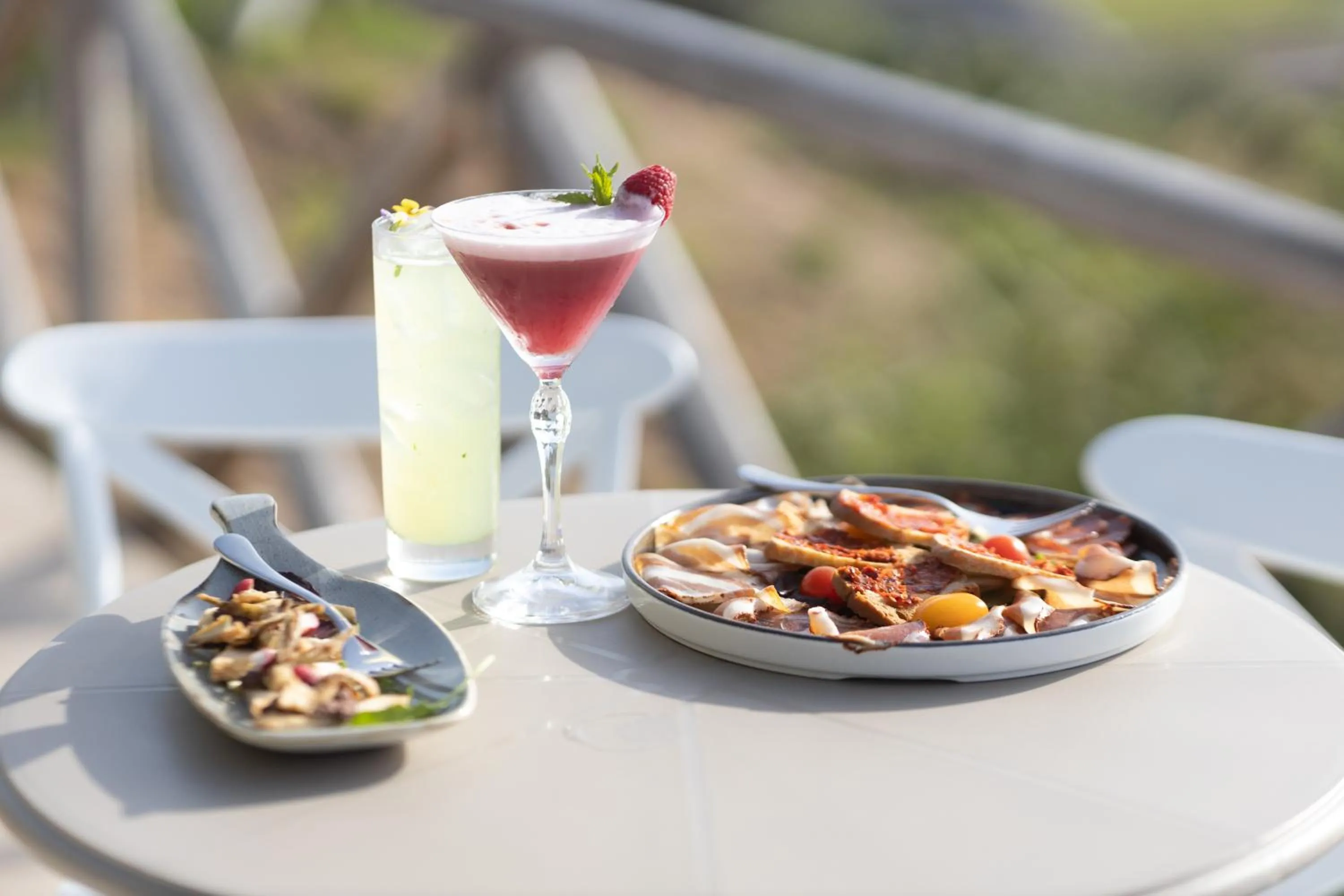 Restaurant/places to eat in Midenza Seaside & Nature Retreat