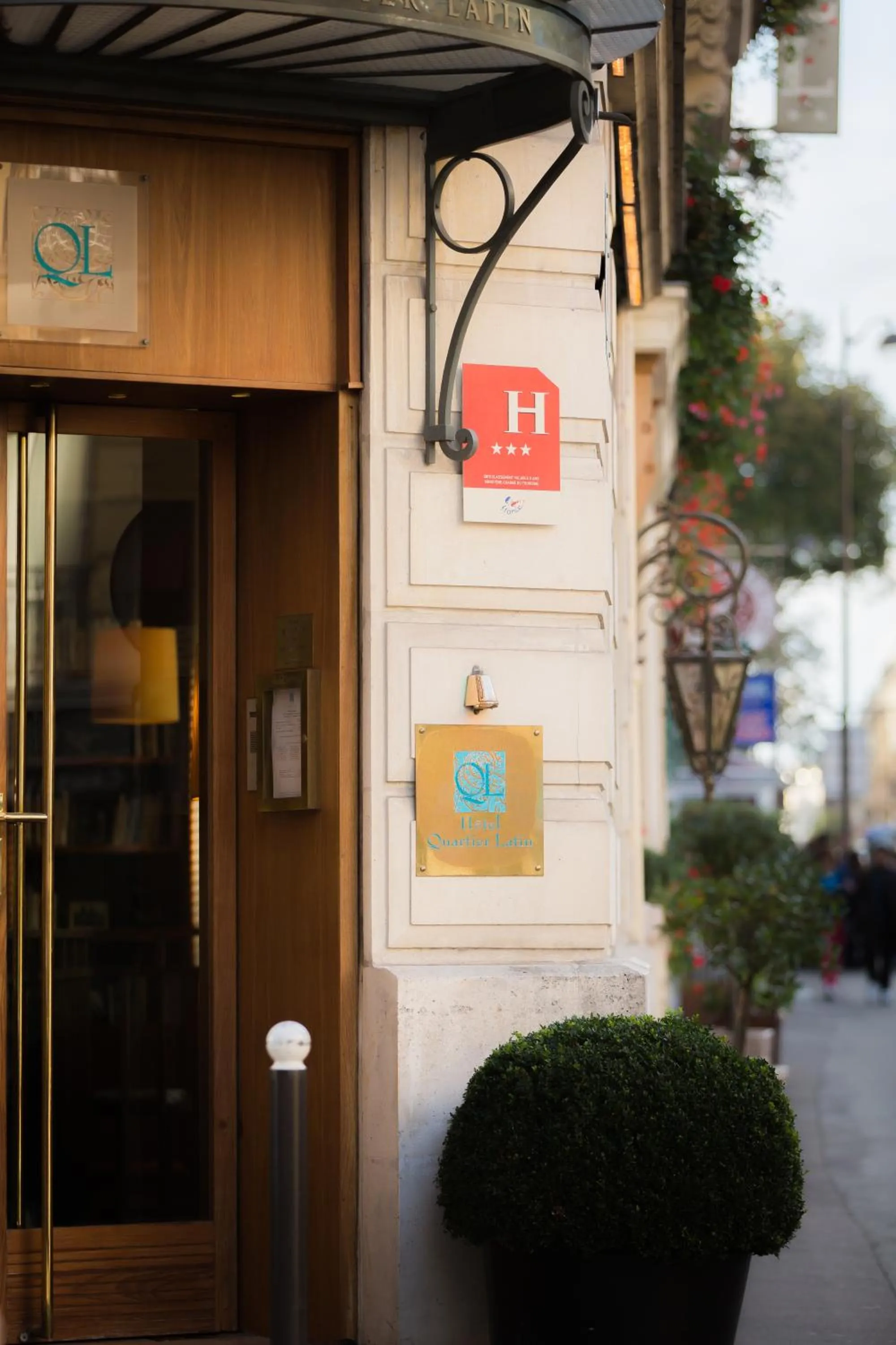 Property building in Hôtel Quartier Latin