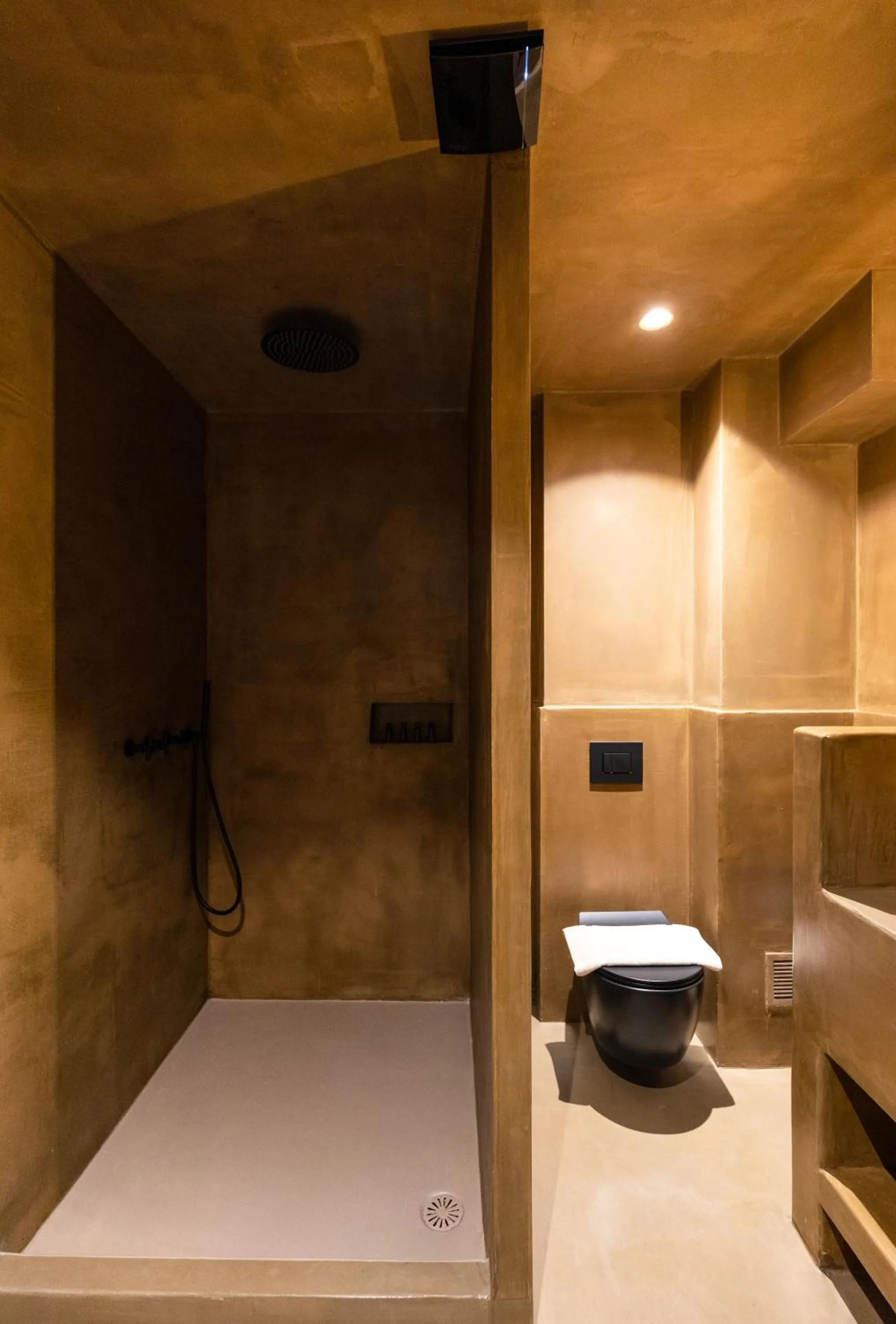 Shower in Life Gallery Hotel & Spa