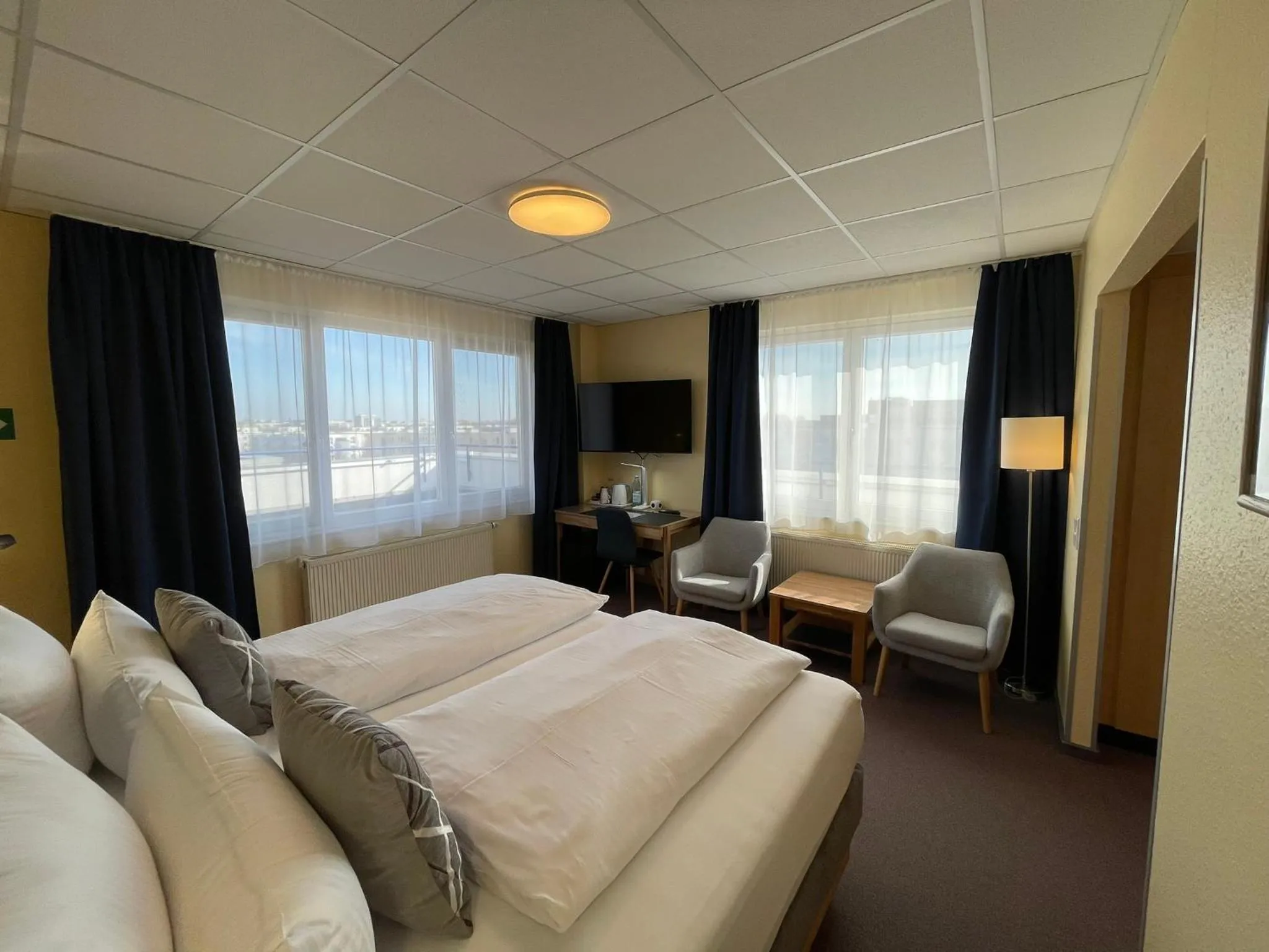 Photo of the whole room, Bed in Parkhotel Marzahn