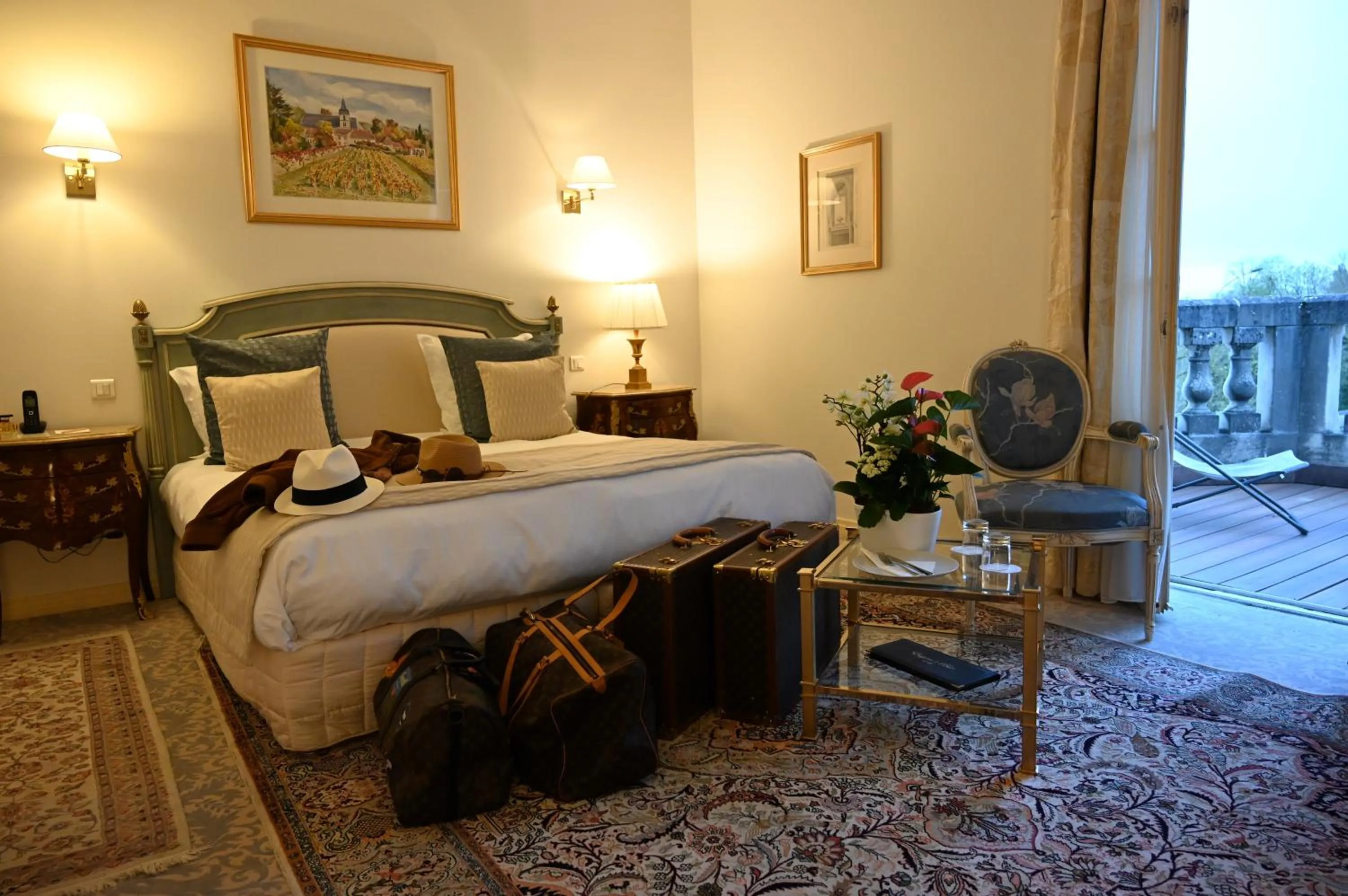 Property building, Bed in Hôtel La Villa Eugene