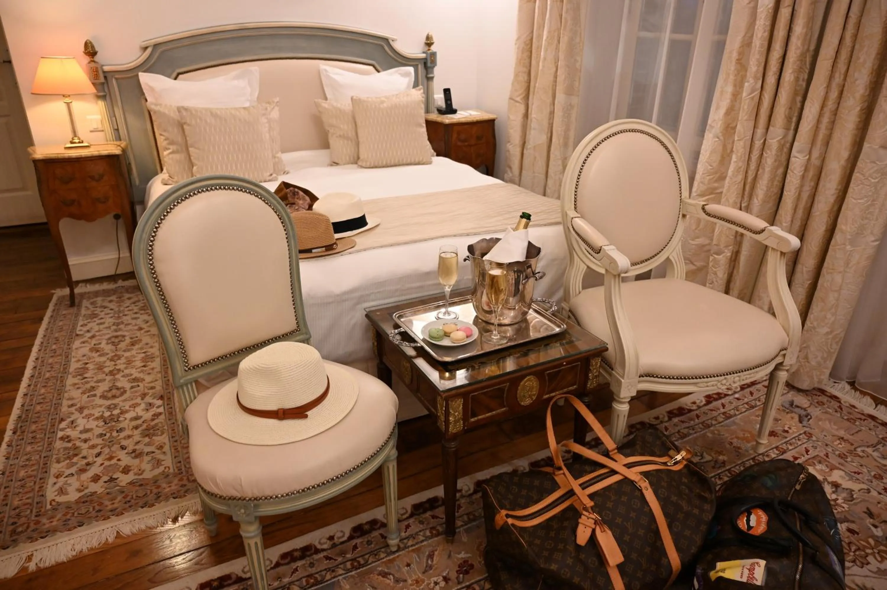 Property building, Bed in Hôtel La Villa Eugene