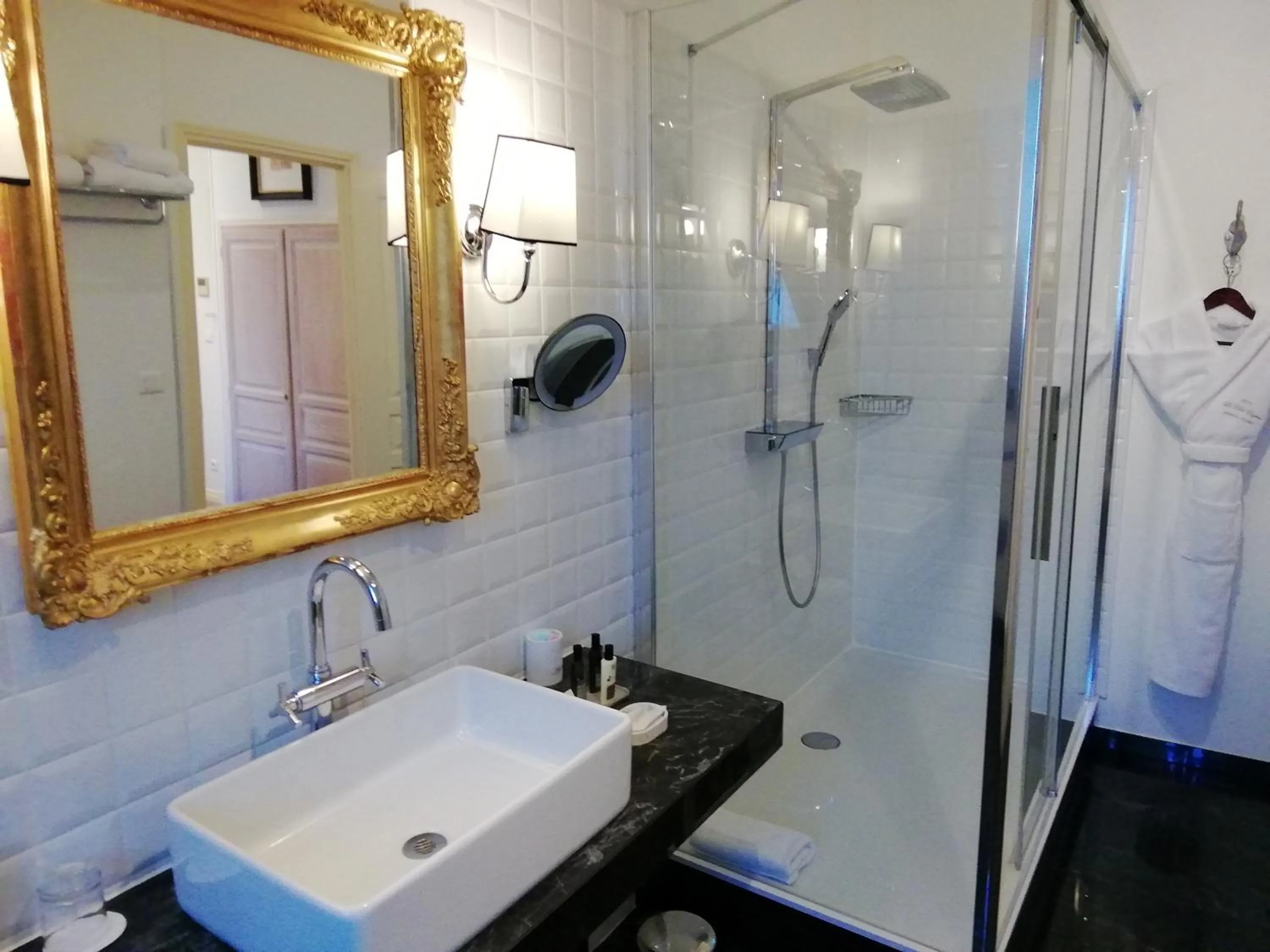 Bathroom in Hôtel La Villa Eugene