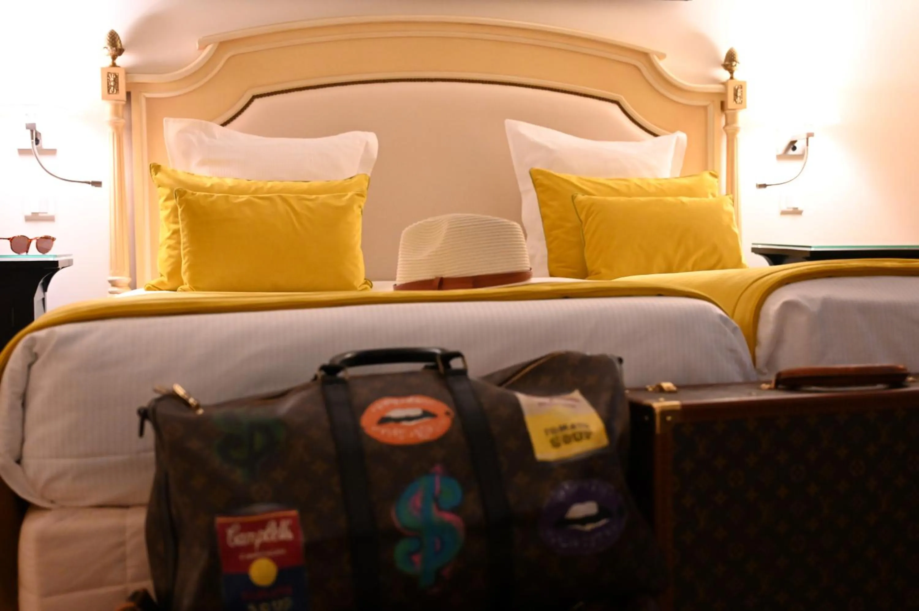 Property building, Bed in Hôtel La Villa Eugene