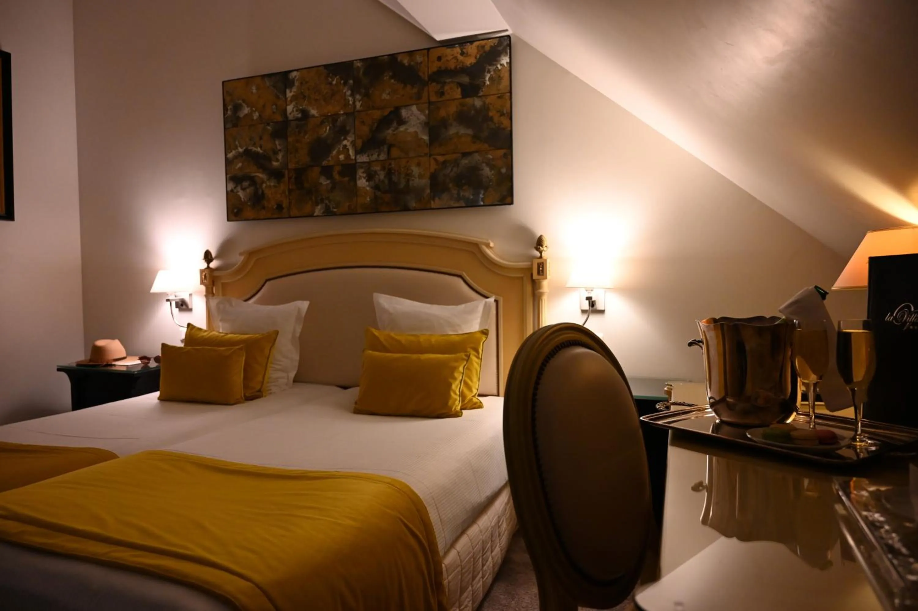 Property building, Bed in Hôtel La Villa Eugene