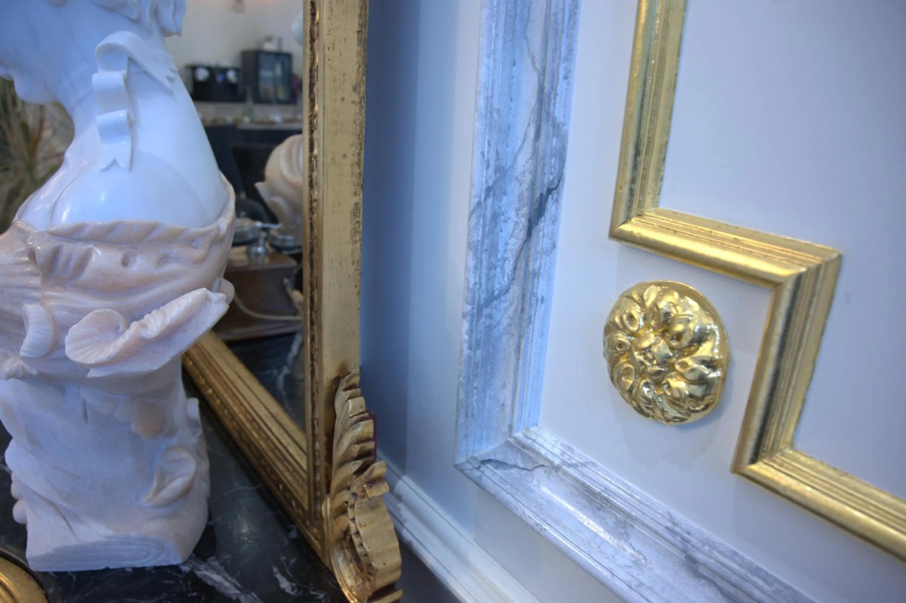 Property building in Hôtel La Villa Eugene