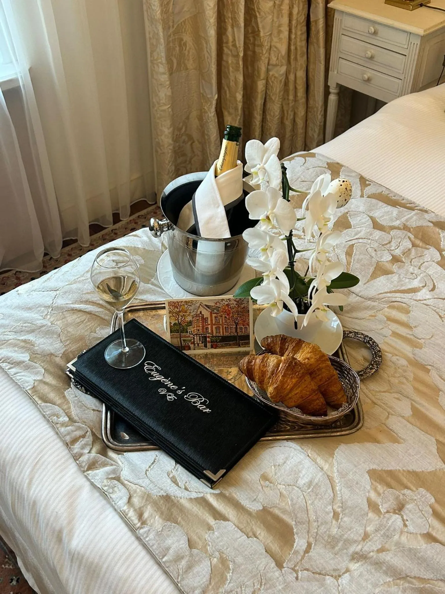 Bed in Hôtel La Villa Eugene
