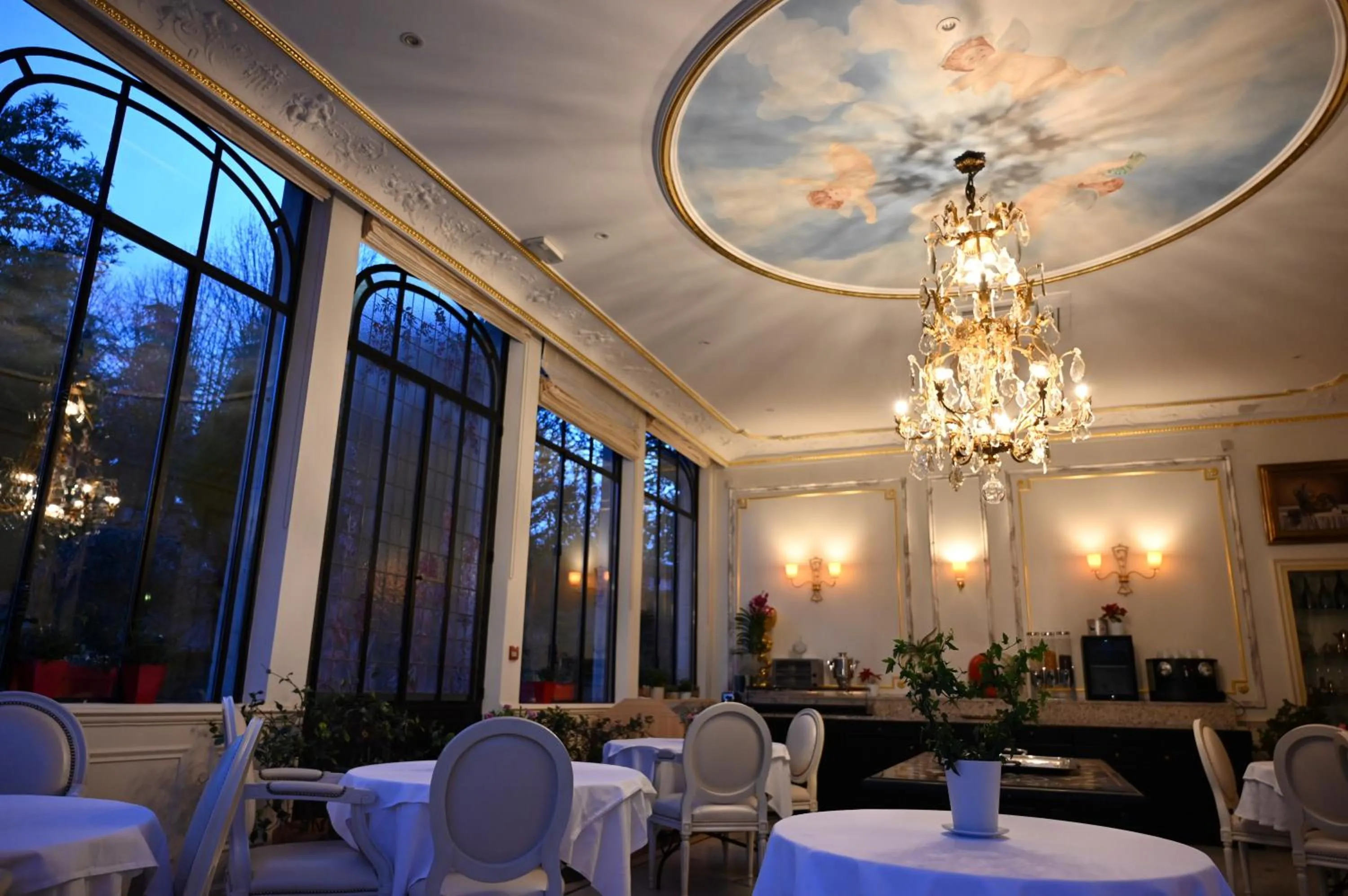 Property building in Hôtel La Villa Eugene