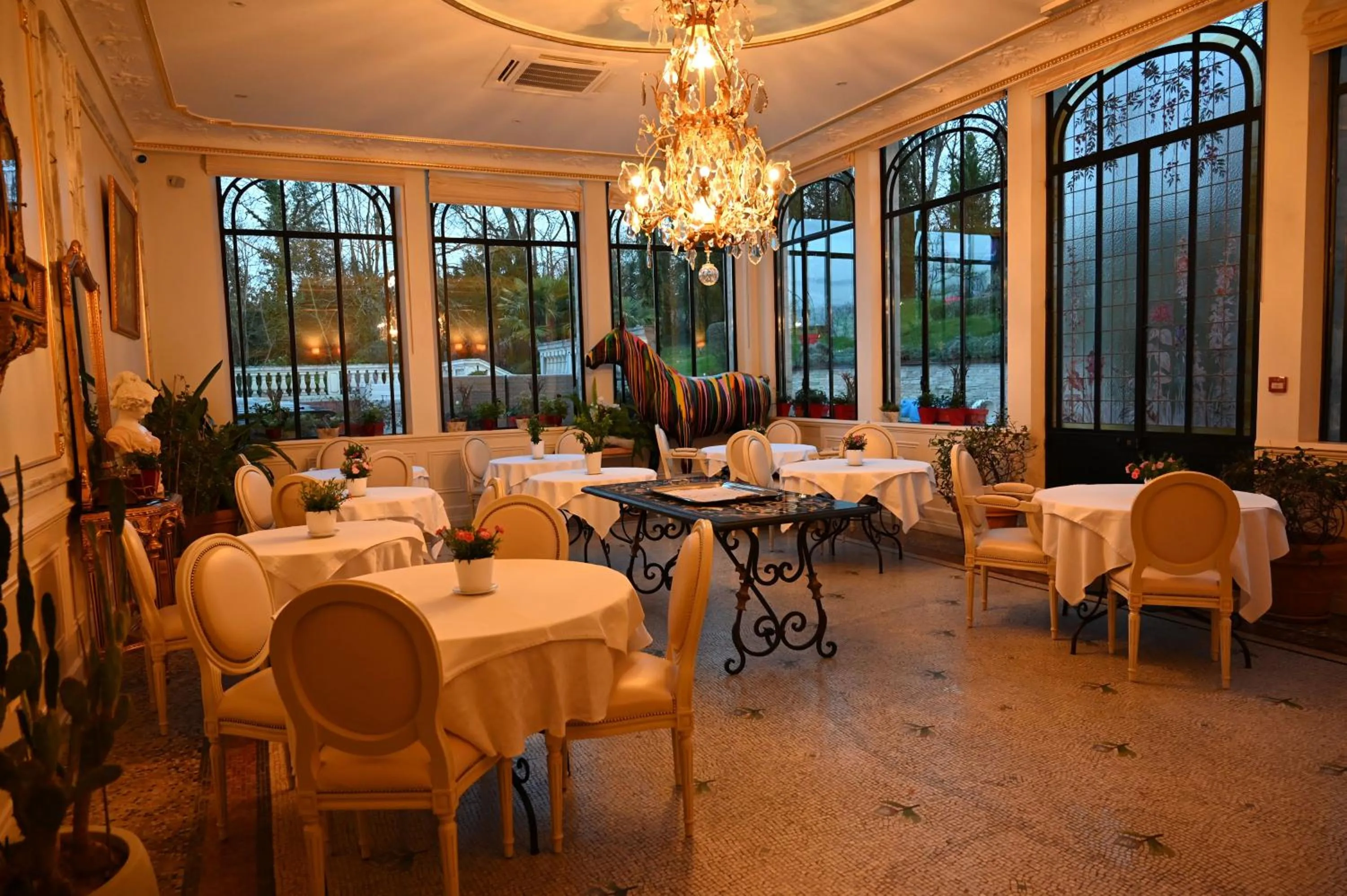 Property building in Hôtel La Villa Eugene