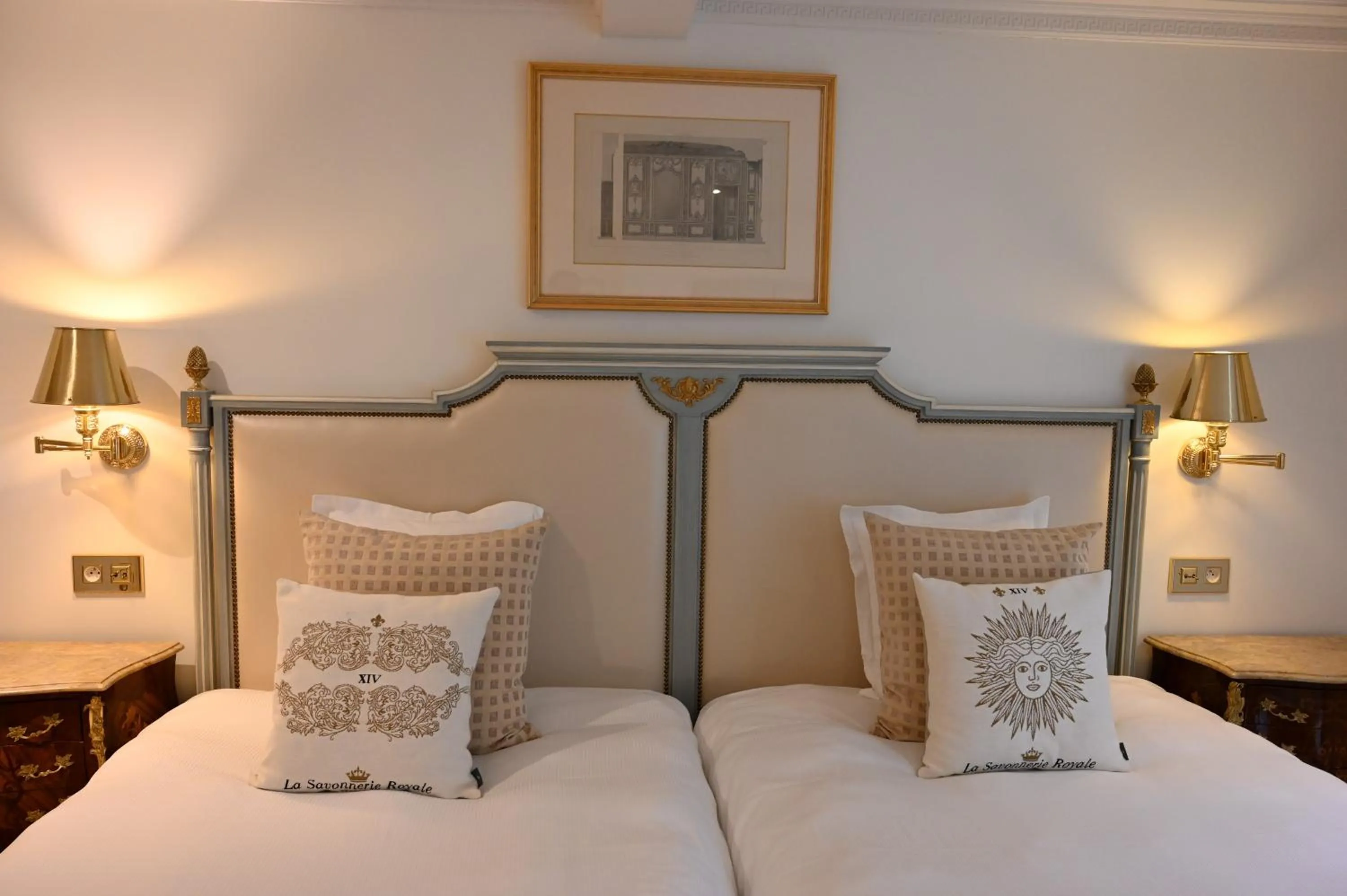 Property building, Bed in Hôtel La Villa Eugene