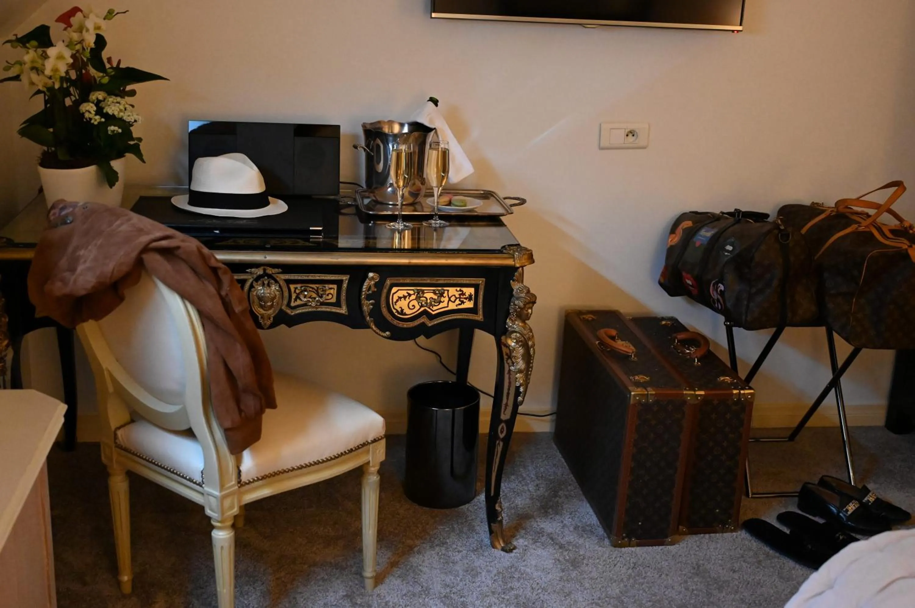 Property building in Hôtel La Villa Eugene