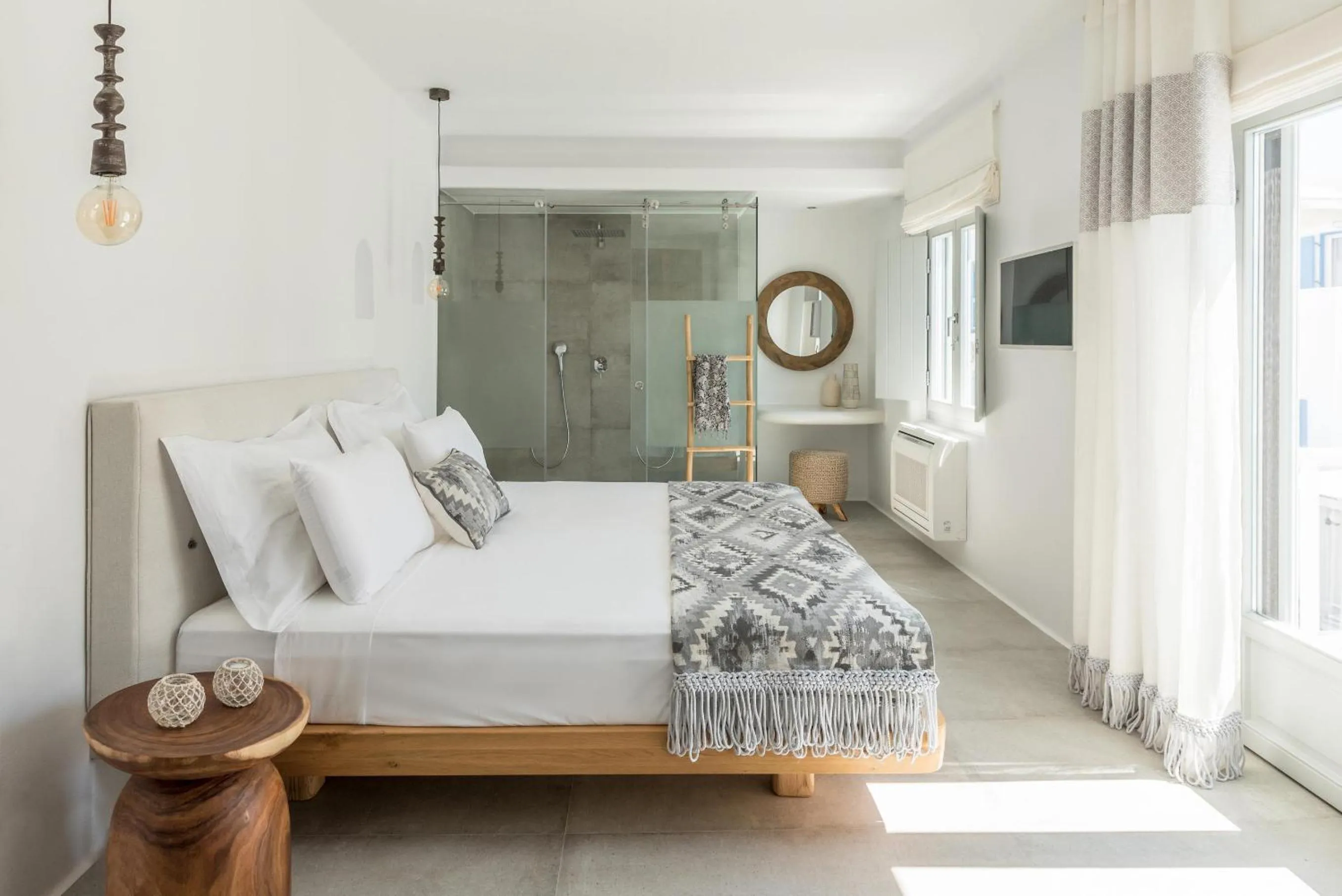 Shower, Bed in Virtu Suites