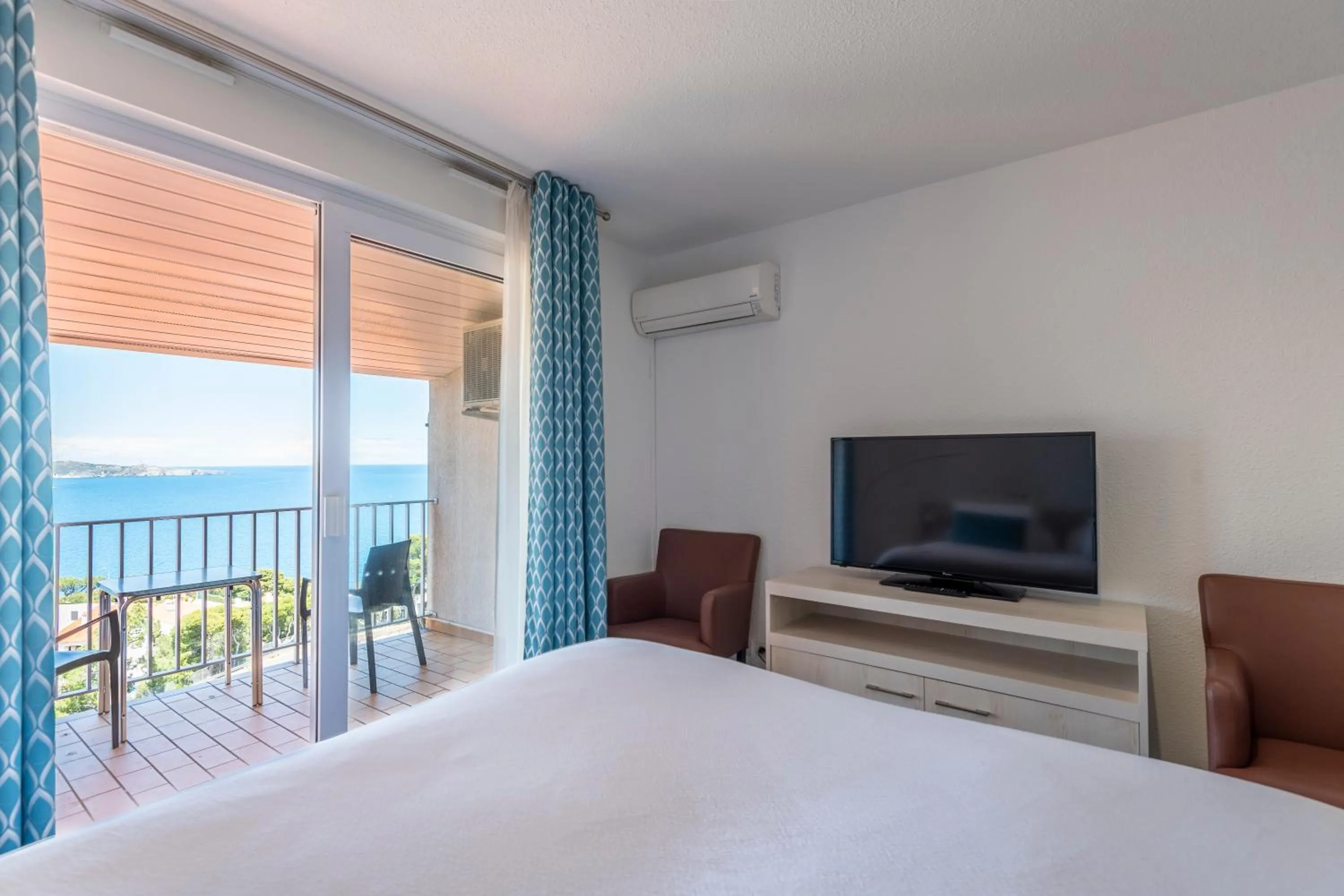 Photo of the whole room, Bed in Côté Thalasso Hôtel & Spa Marin