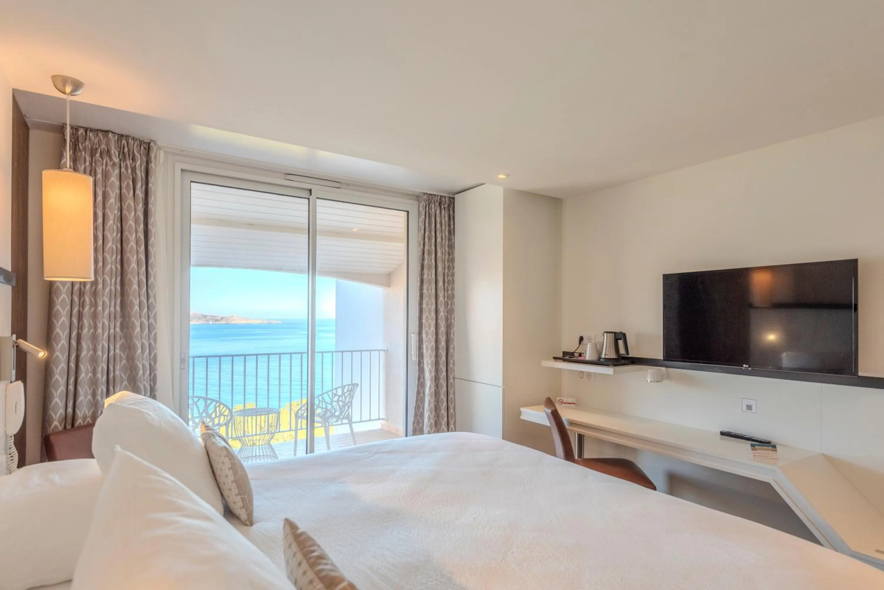 Bed in Côté Thalasso Hôtel & Spa Marin