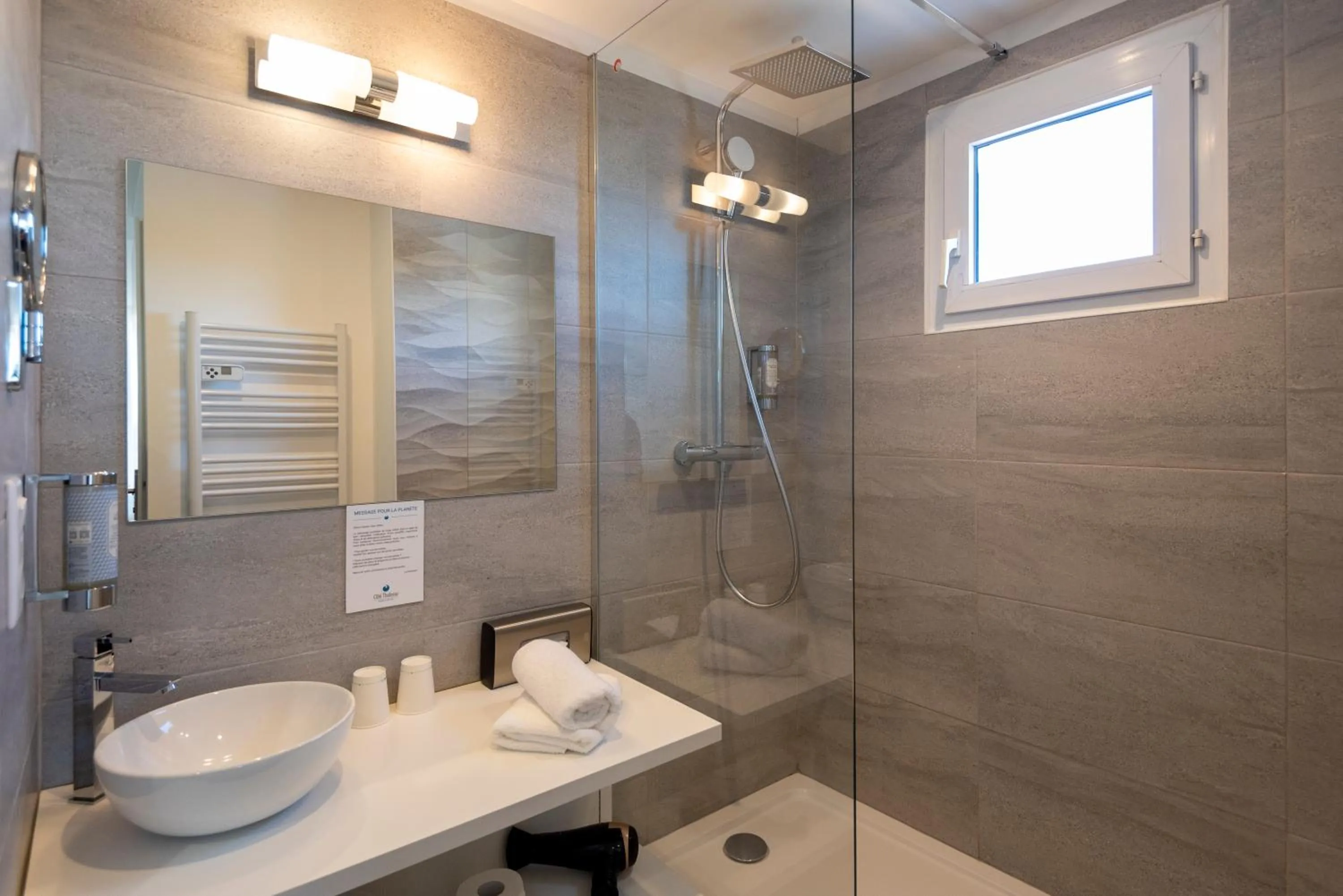 Shower in Côté Thalasso Hôtel & Spa Marin