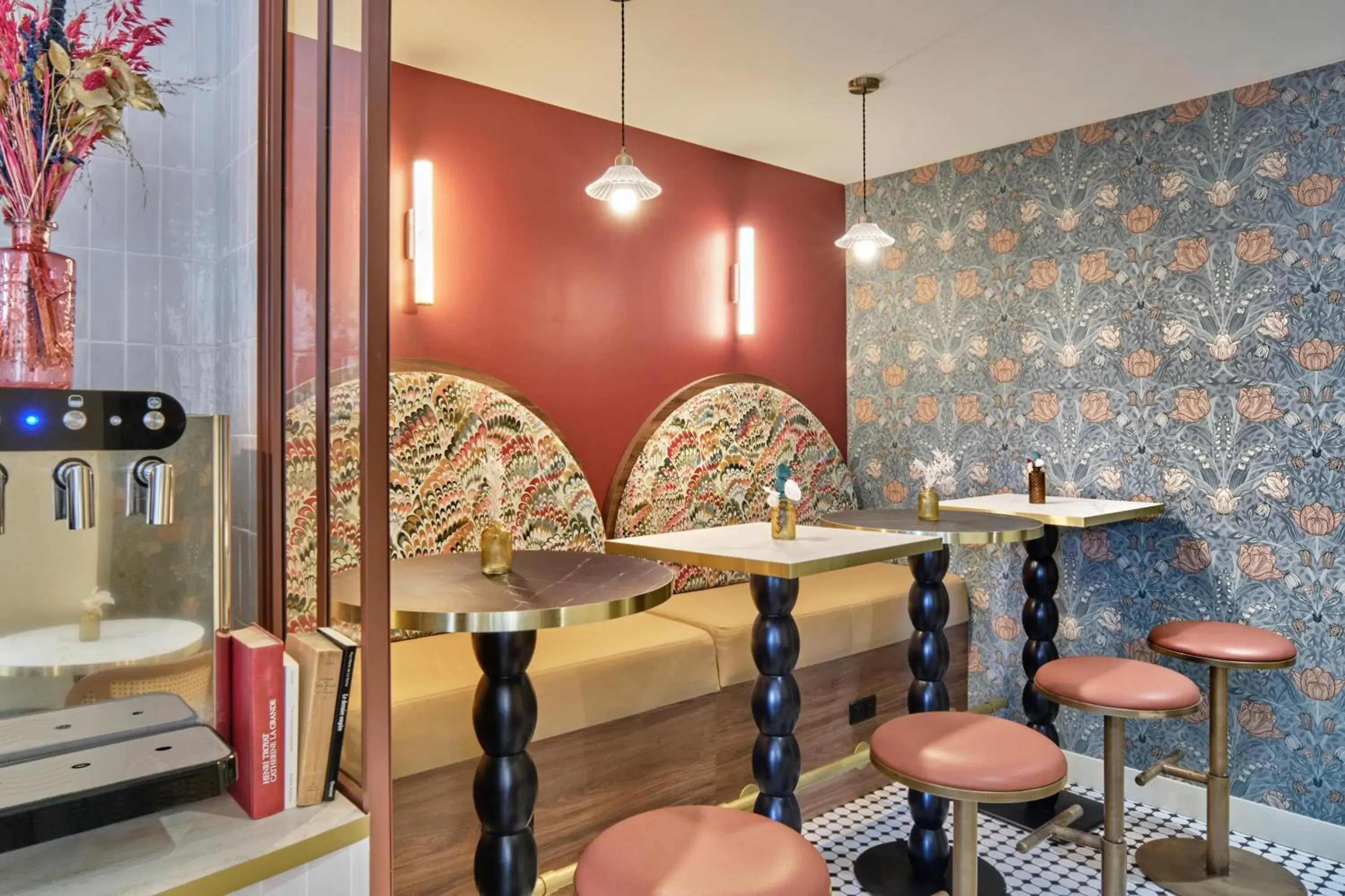 Lobby or reception in Hôtel Joséphine by Happyculture Lobby or reception in Hôtel Joséphine by Happyculture