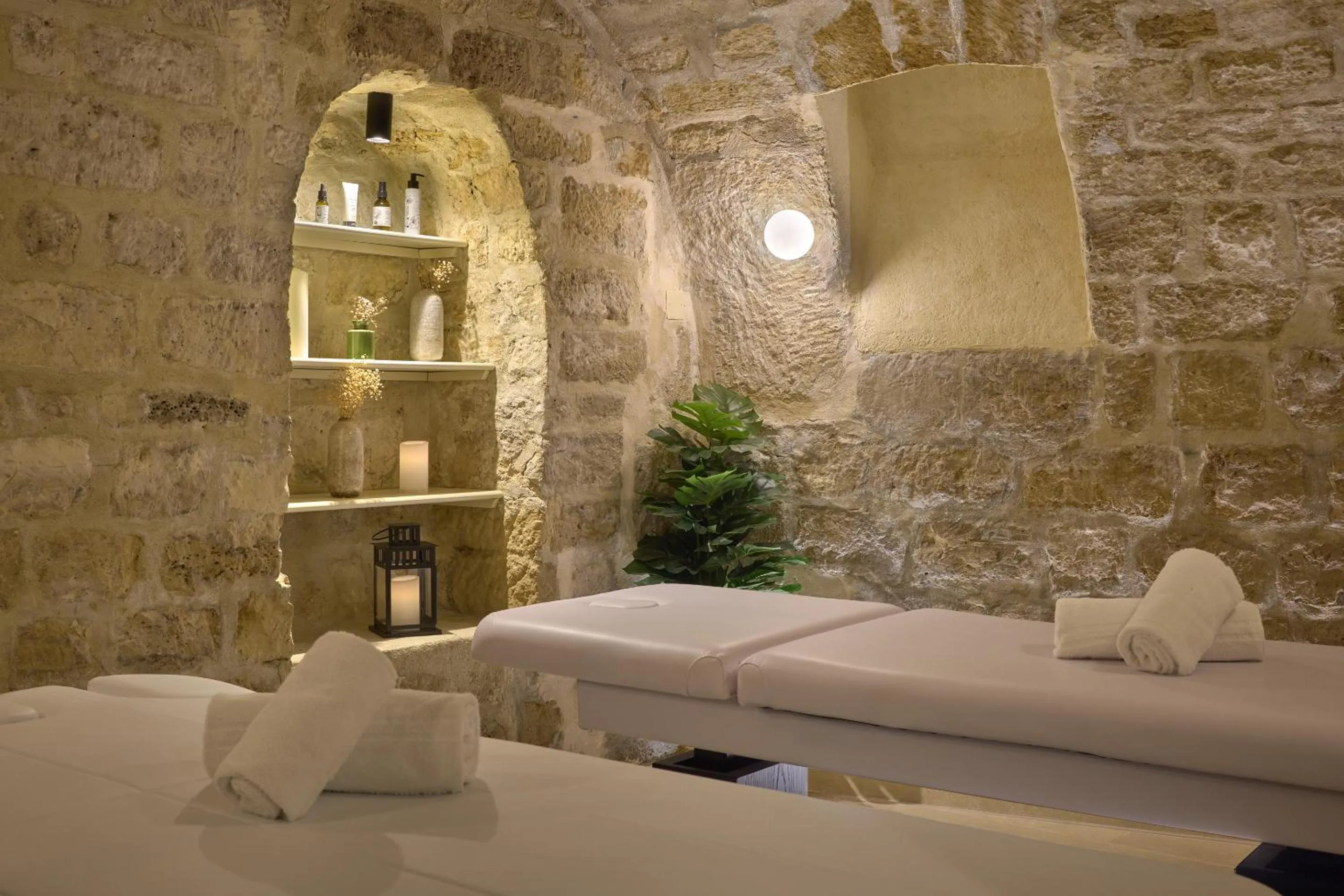Spa and wellness centre/facilities in Hôtel Joséphine by Happyculture