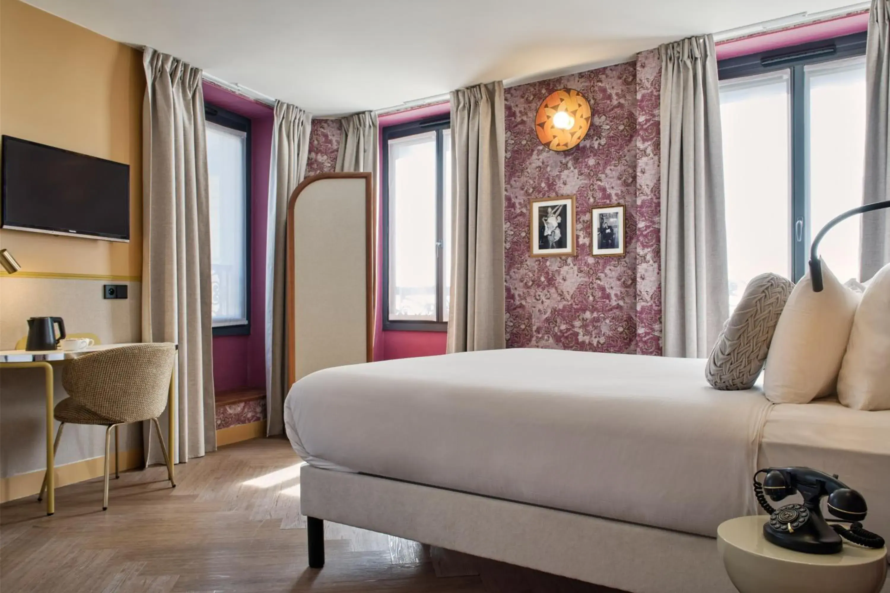 Photo of the whole room, Bed in Hôtel Joséphine by Happyculture Photo of the whole room, Bed in Hôtel Joséphine by Happyculture