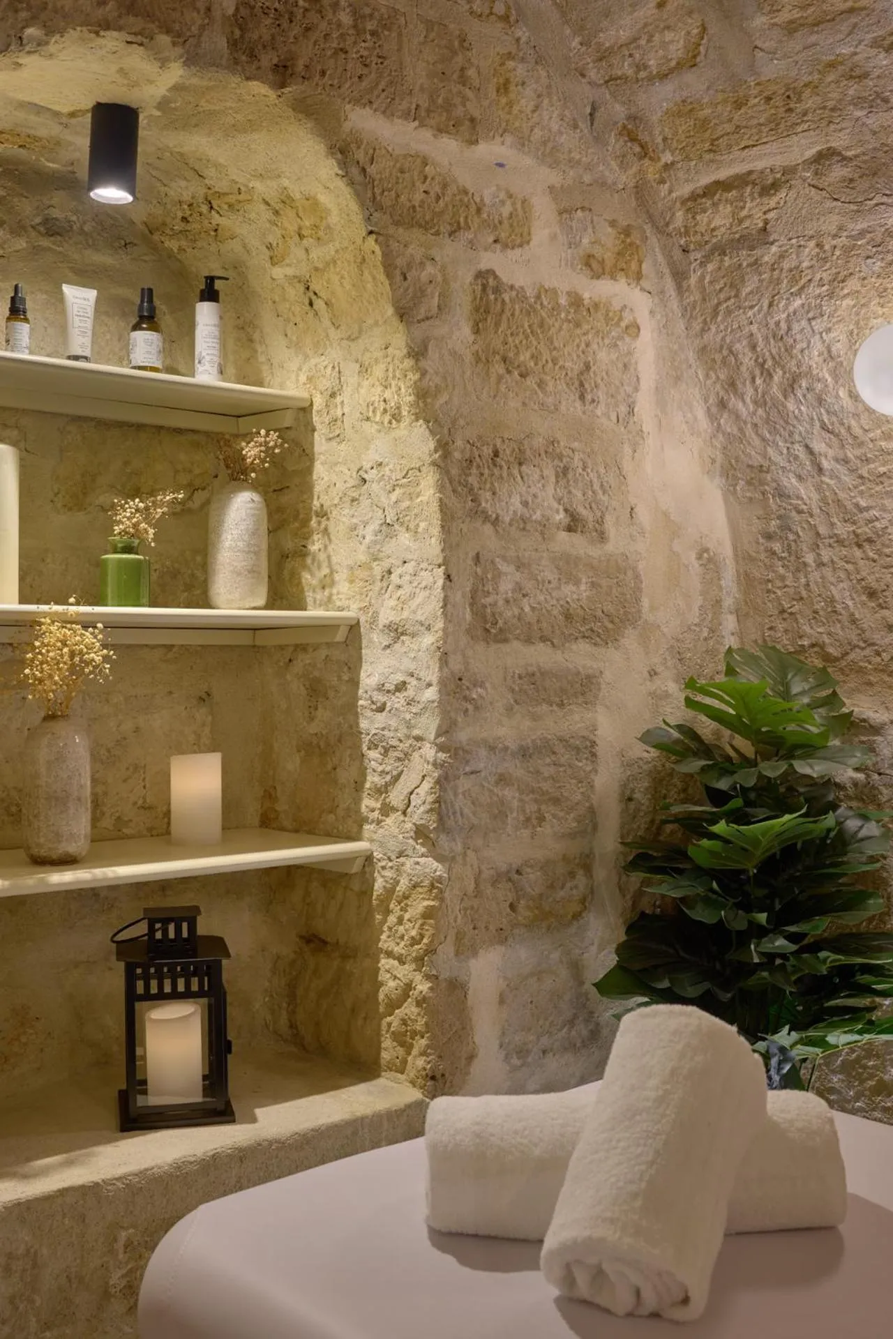 Spa and wellness centre/facilities in Hôtel Joséphine by Happyculture