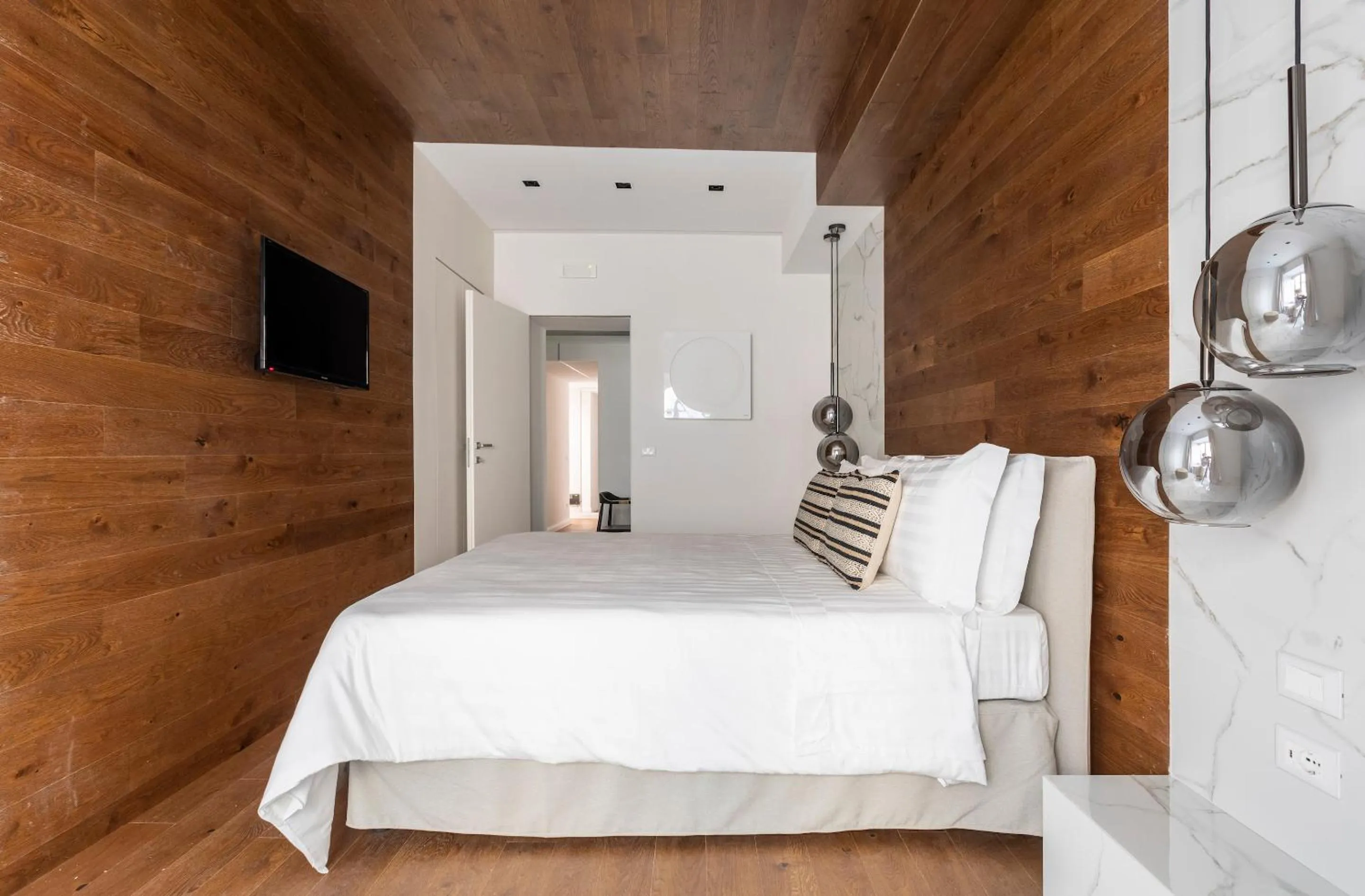 Bed in Louly Trevi Fountain