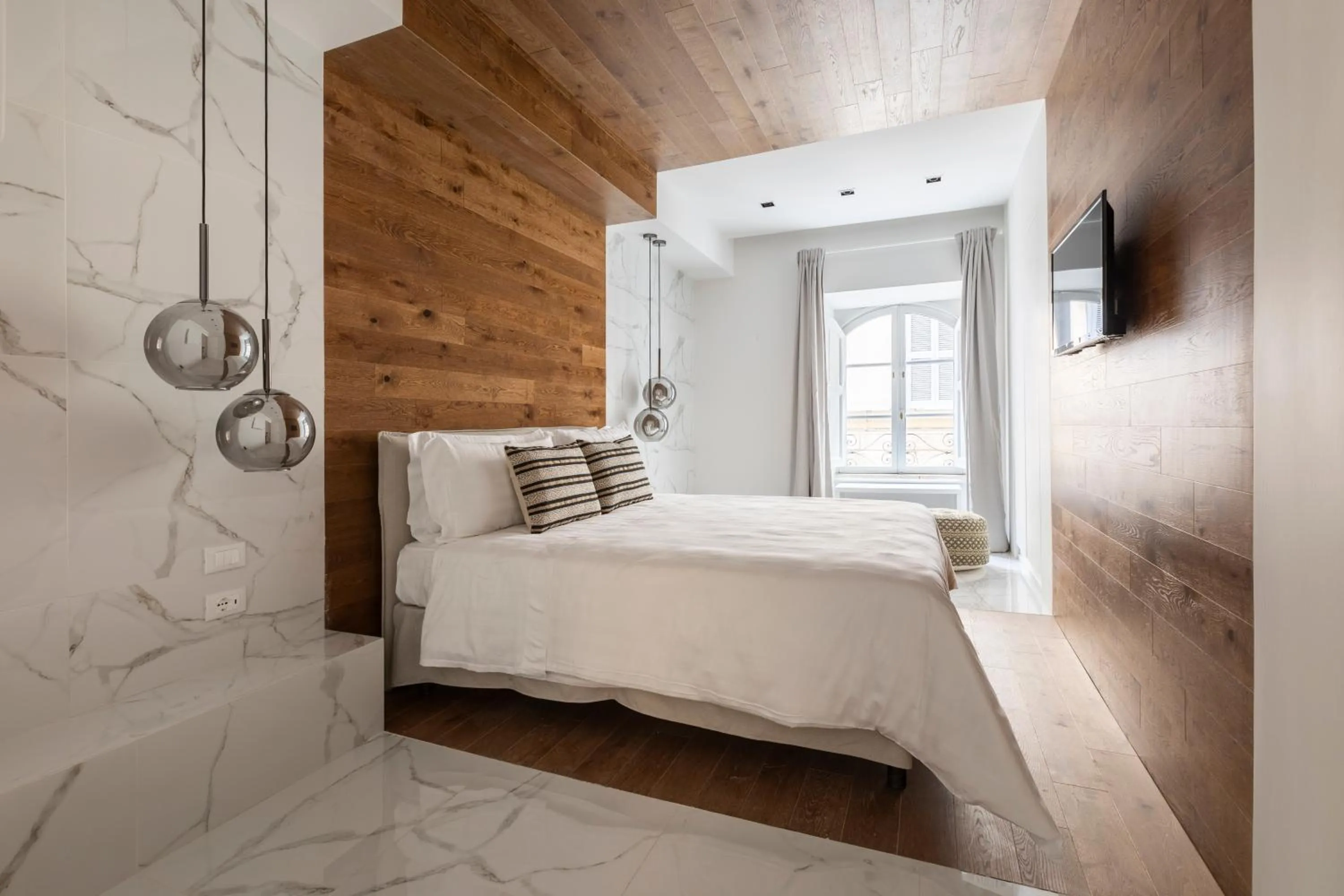 Bed in Louly Trevi Fountain