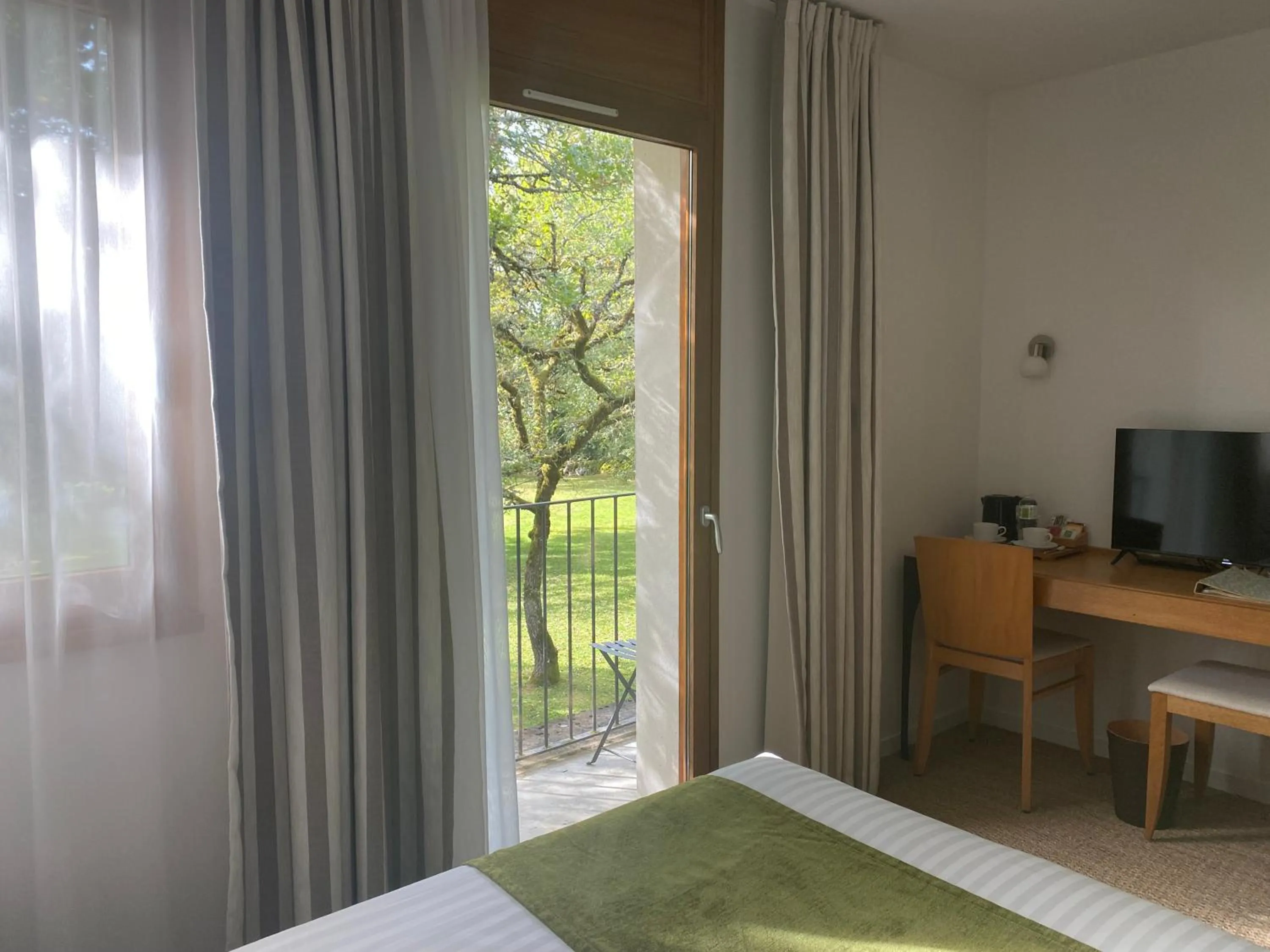 TV and multimedia, Bed in Hôtel Les Esclargies