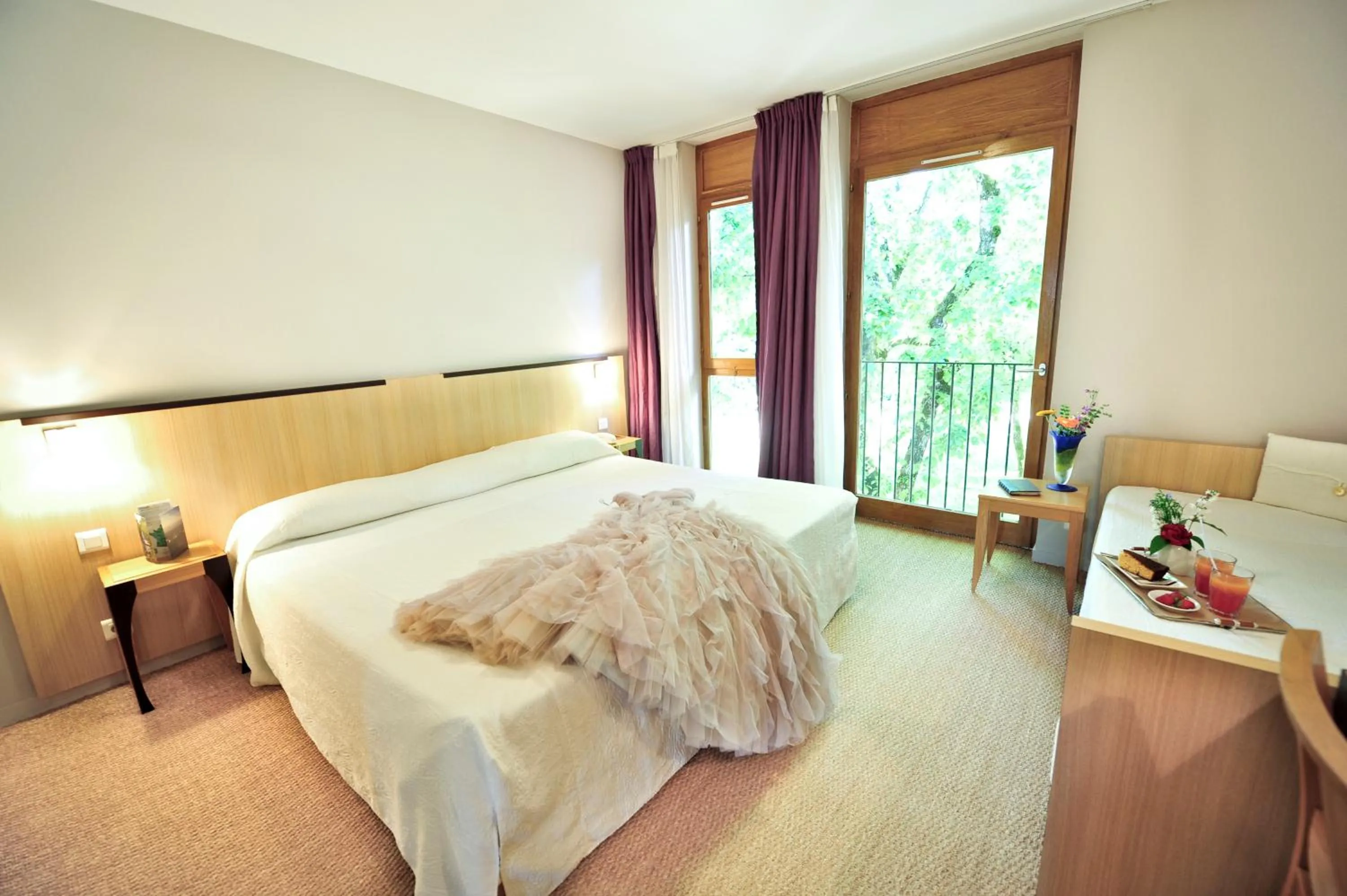 View (from property/room), Bed in Hôtel Les Esclargies