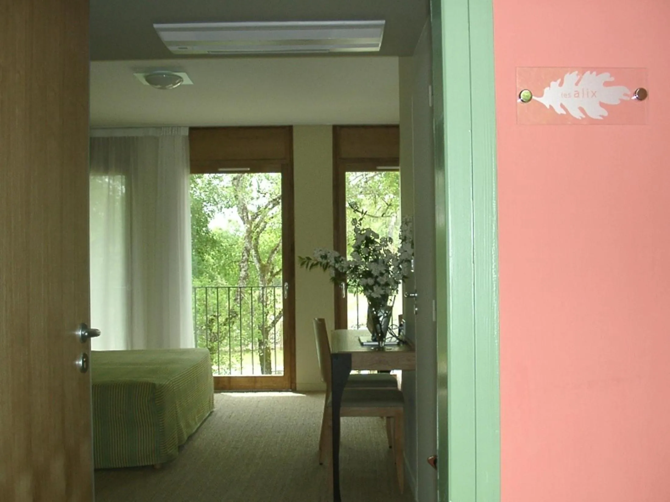 Photo of the whole room in Hôtel Les Esclargies