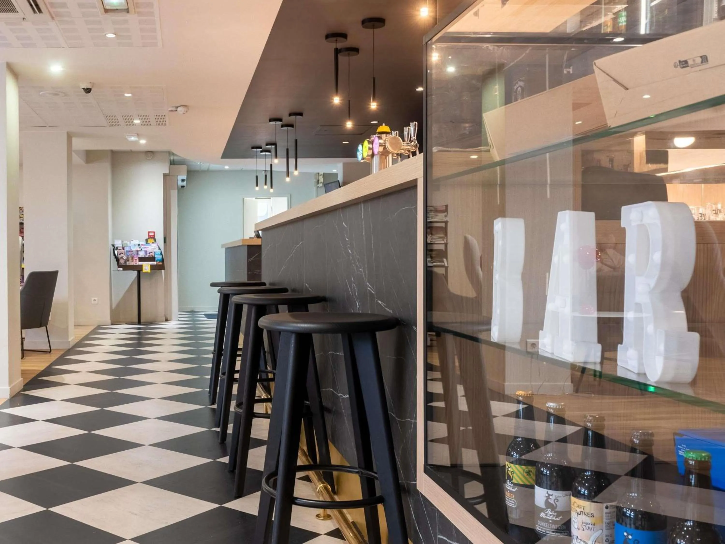 Lounge or bar in ibis Lyon Est Bron