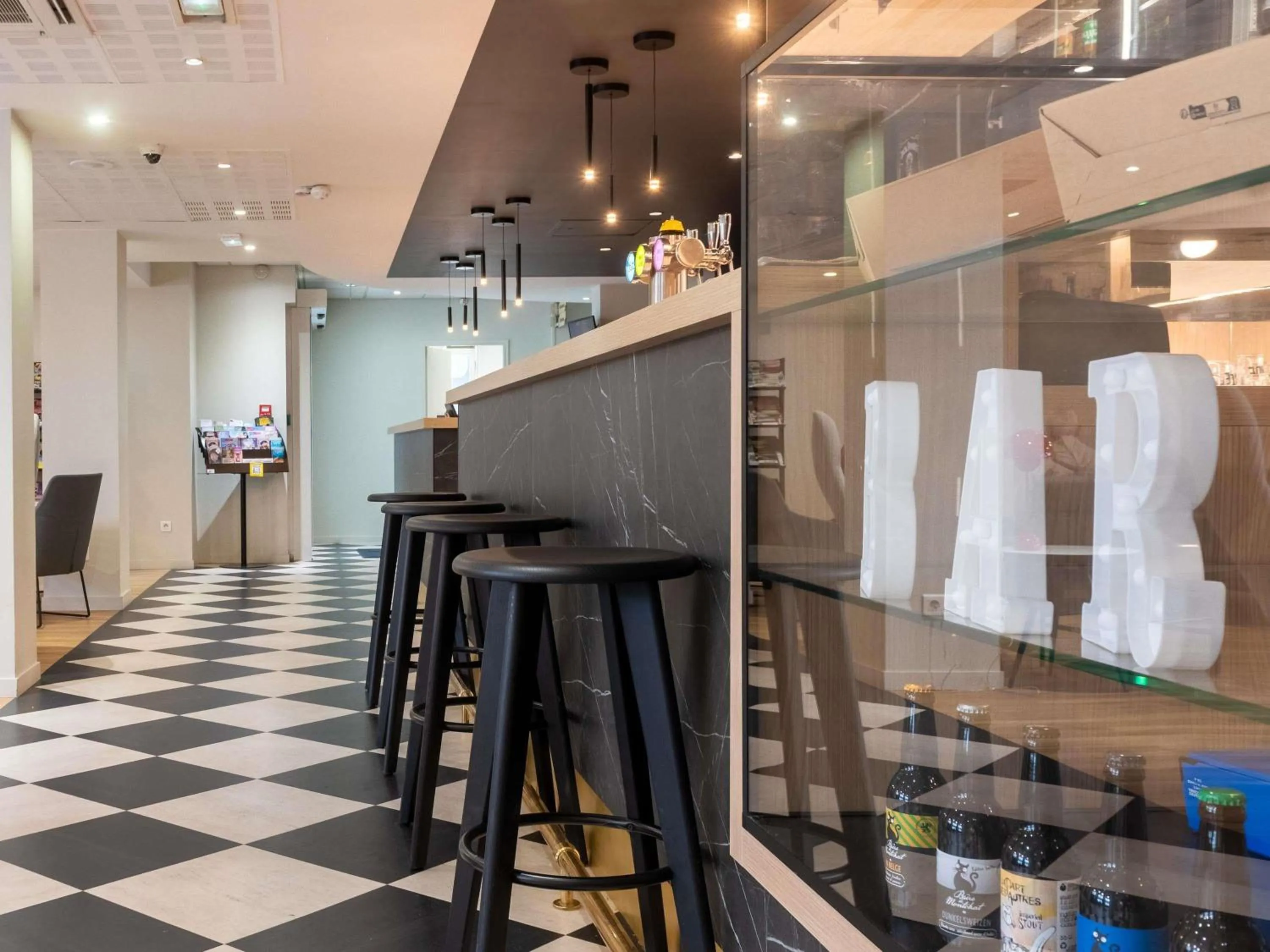 Lounge or bar in ibis Lyon Est Bron