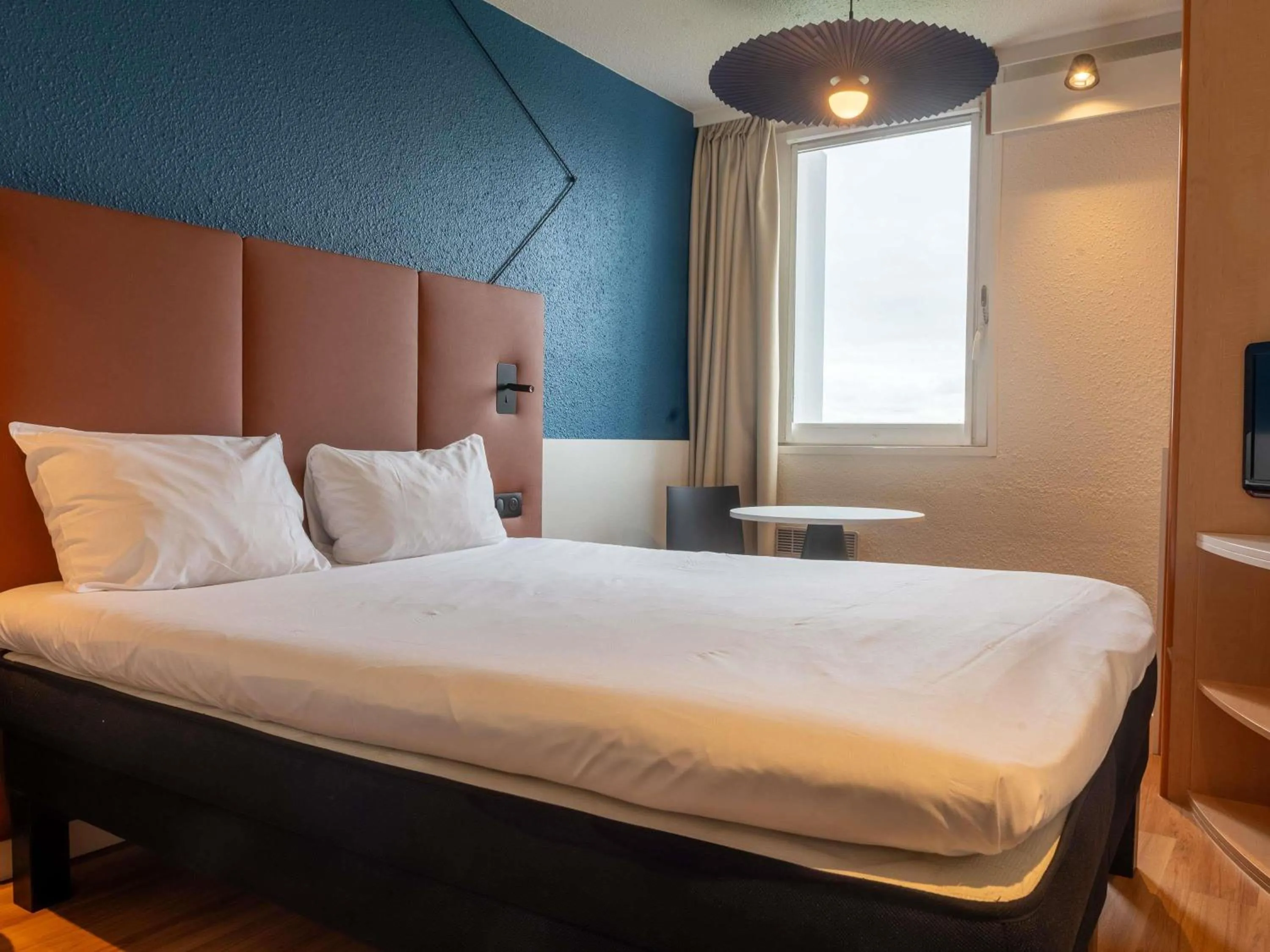 Property building, Bed in ibis Lyon Est Bron