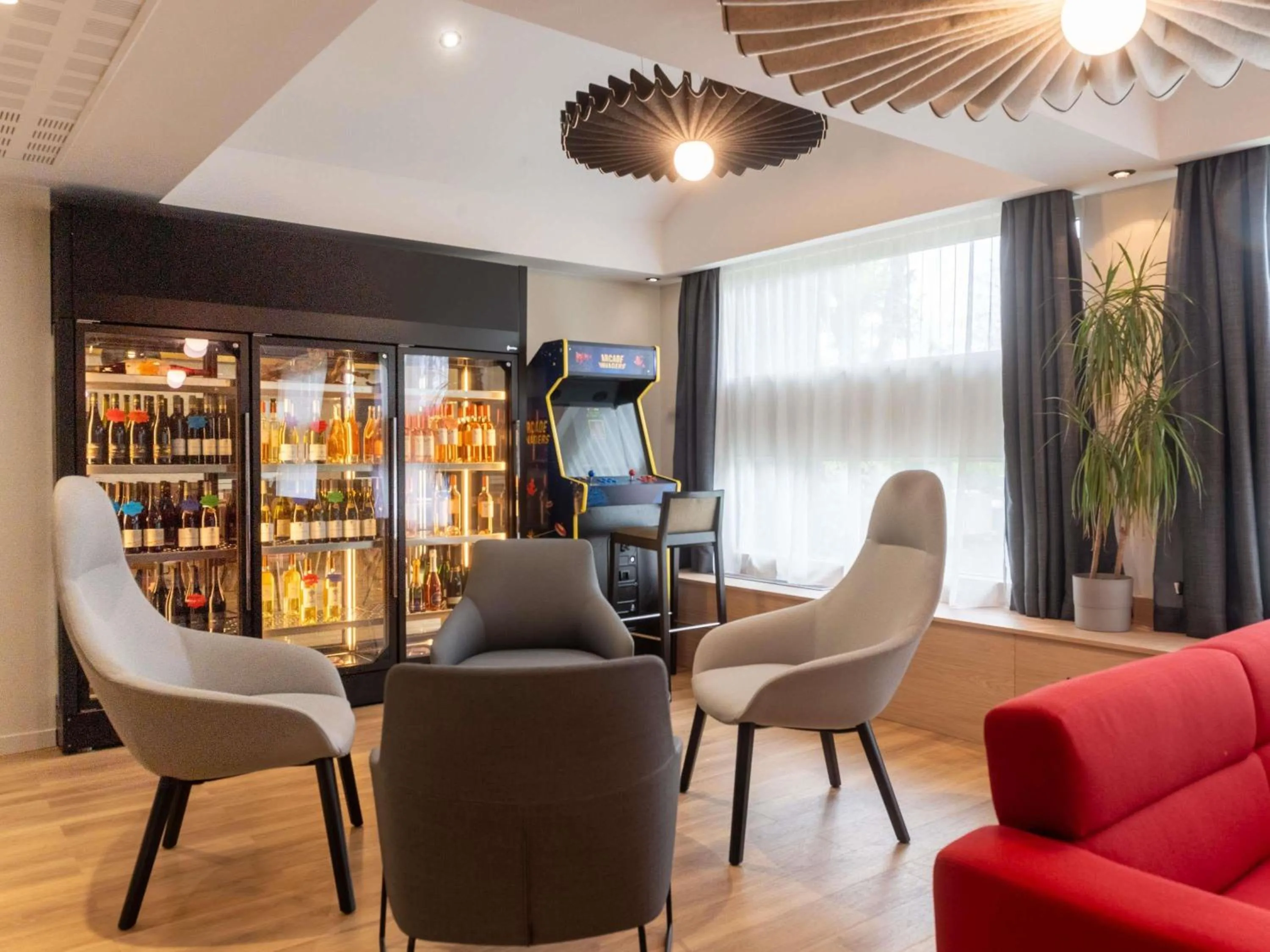 Lounge or bar in ibis Lyon Est Bron