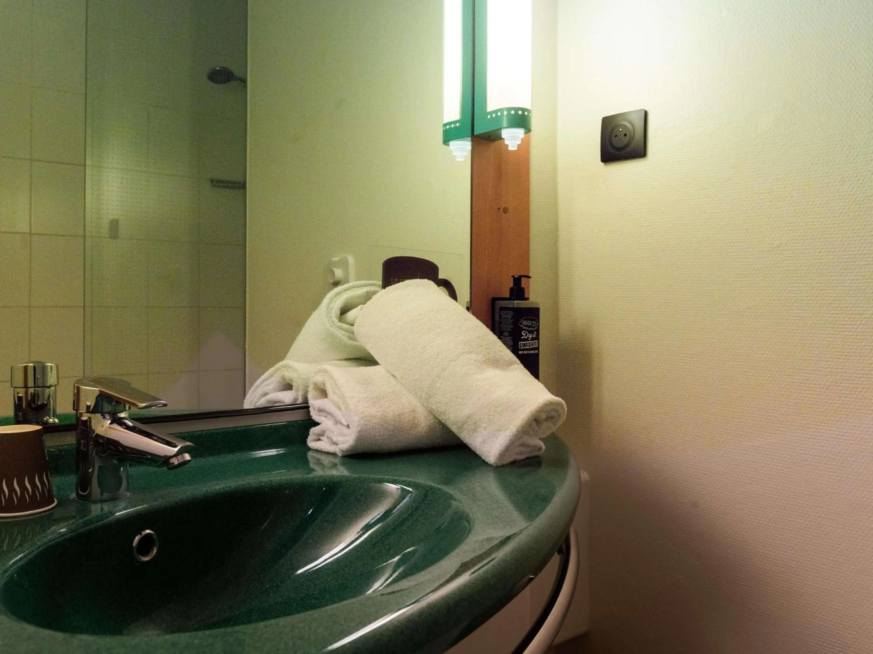 Bedroom in ibis Lyon Est Bron