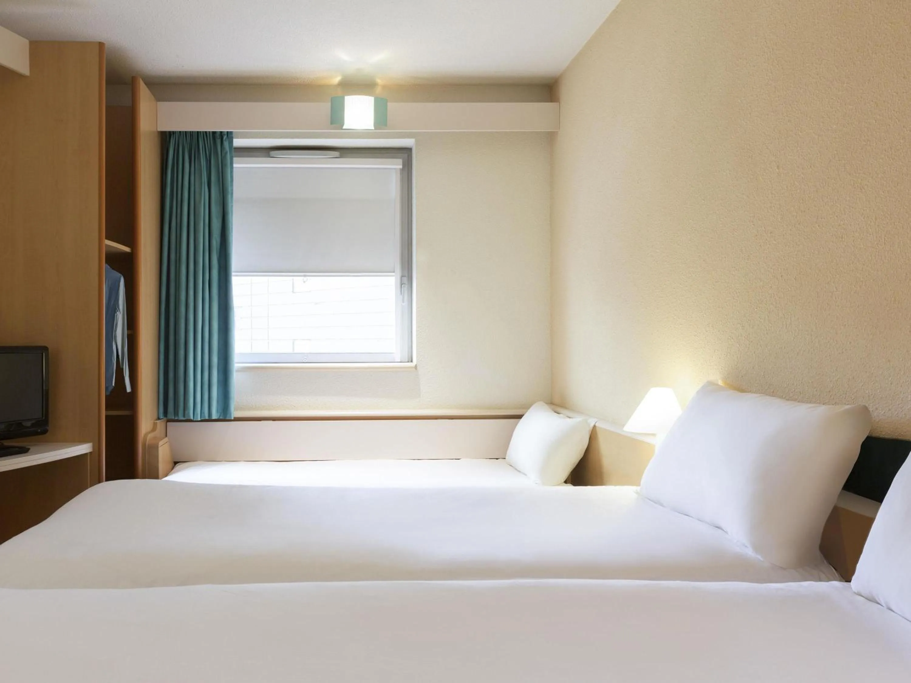 Bedroom, Bed in ibis Lyon Est Bron