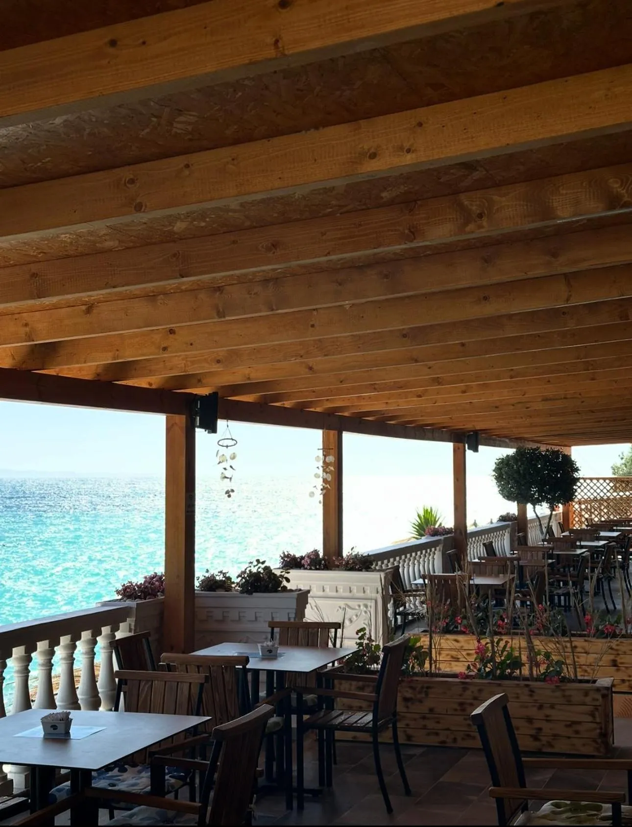 Restaurant/places to eat in Villa Juna Beach