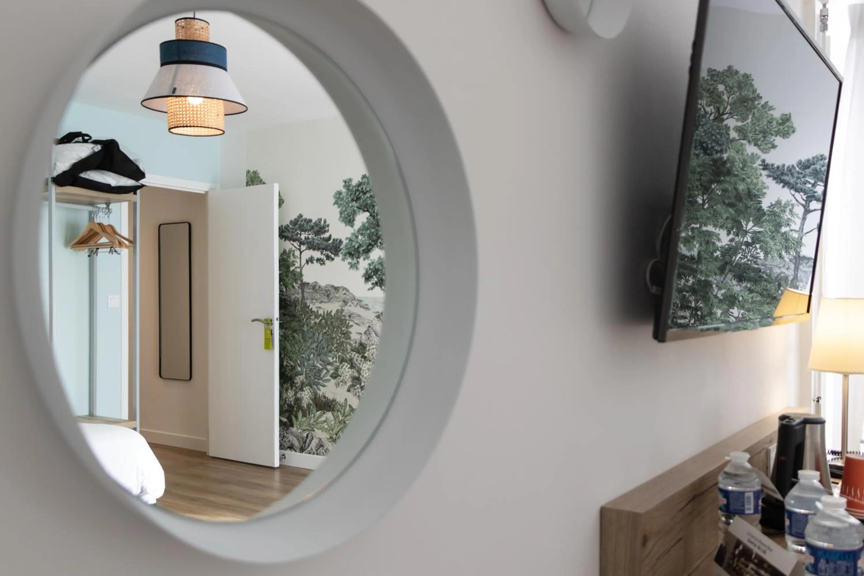 TV and multimedia in Logis Golfe Hotel