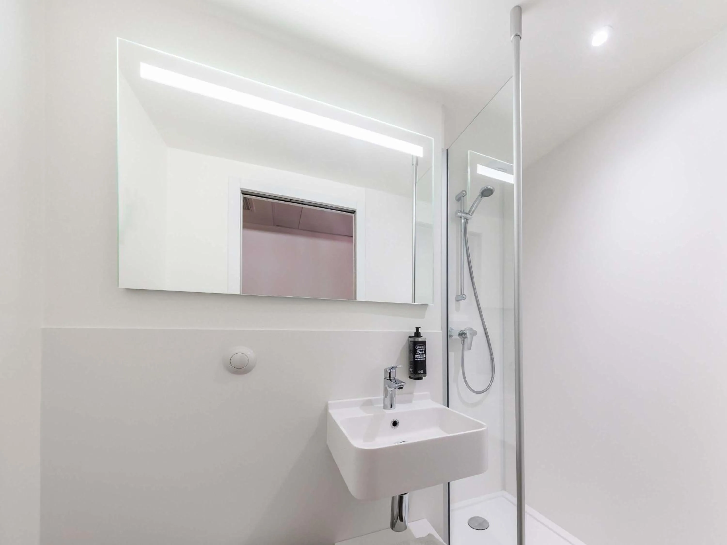 Bathroom in ibis budget Perpignan Centre Rénové en 2025