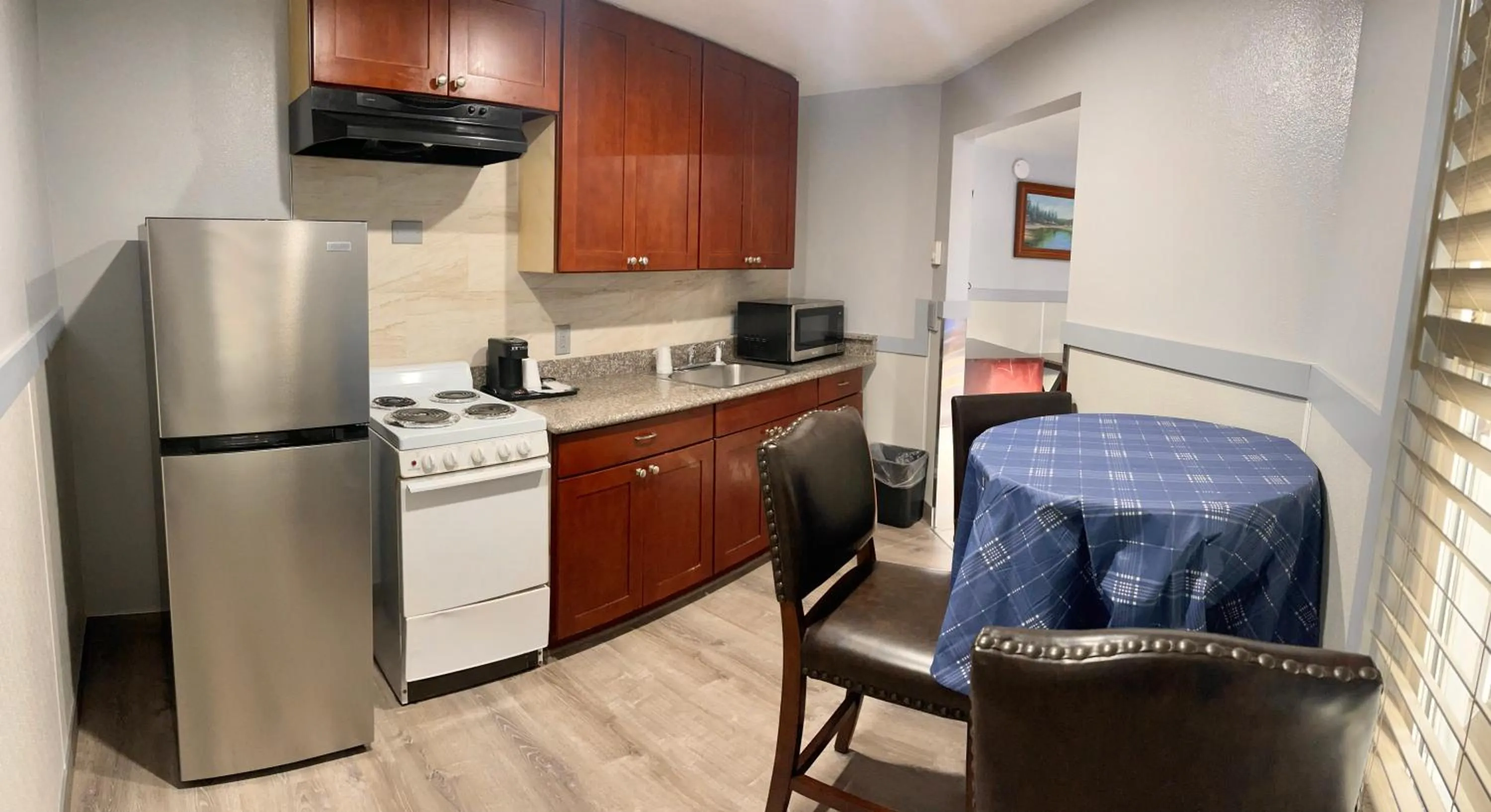 Kitchen or kitchenette in Emerald Best Motel