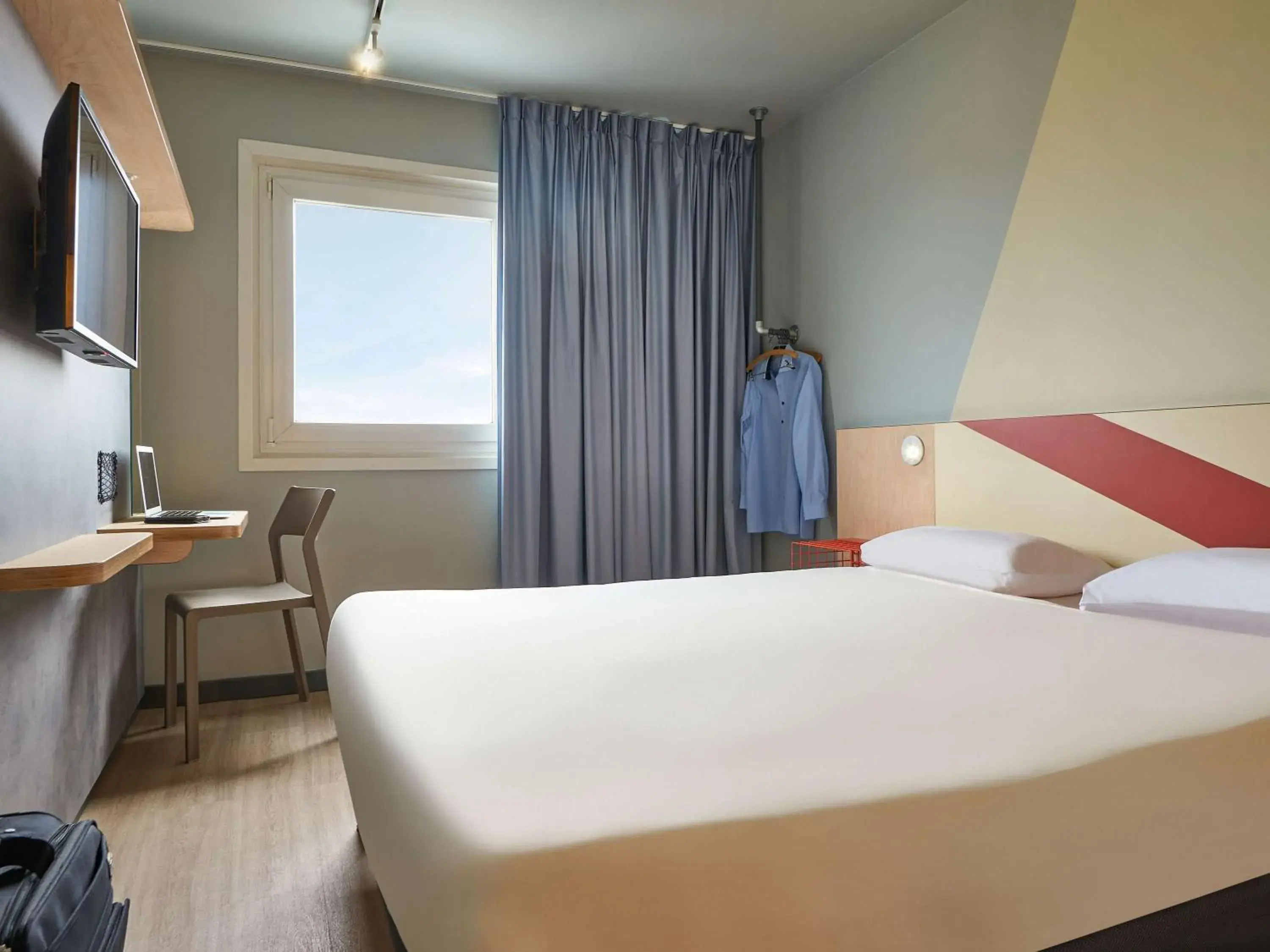 Bedroom, Bed in ibis budget Paris Porte d'Aubervilliers Bedroom, Bed in ibis budget Paris Porte d'Aubervilliers