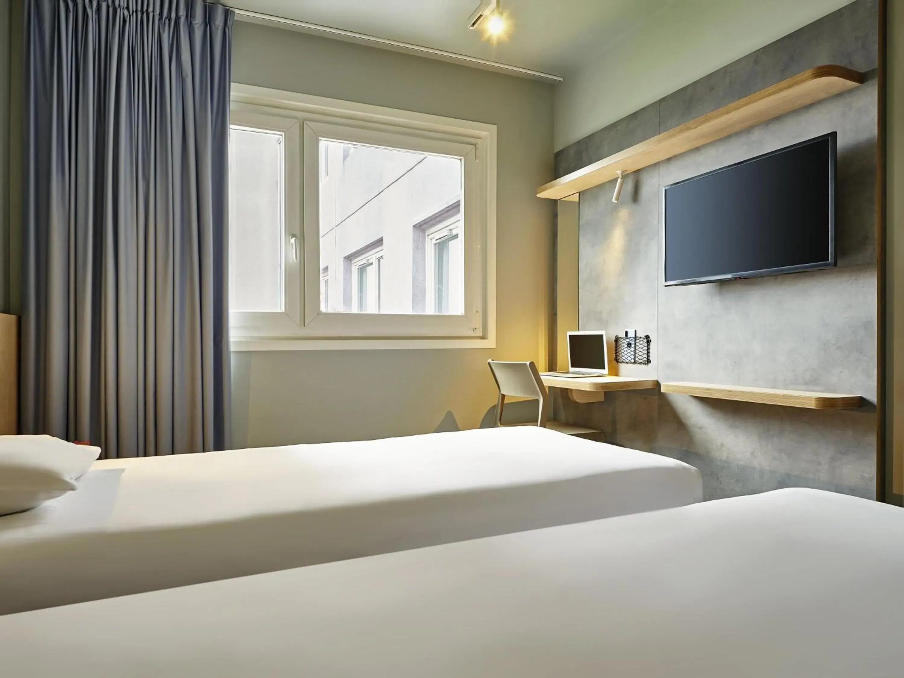 Bedroom, Bed in ibis budget Paris Porte d'Aubervilliers Bedroom, Bed in ibis budget Paris Porte d'Aubervilliers