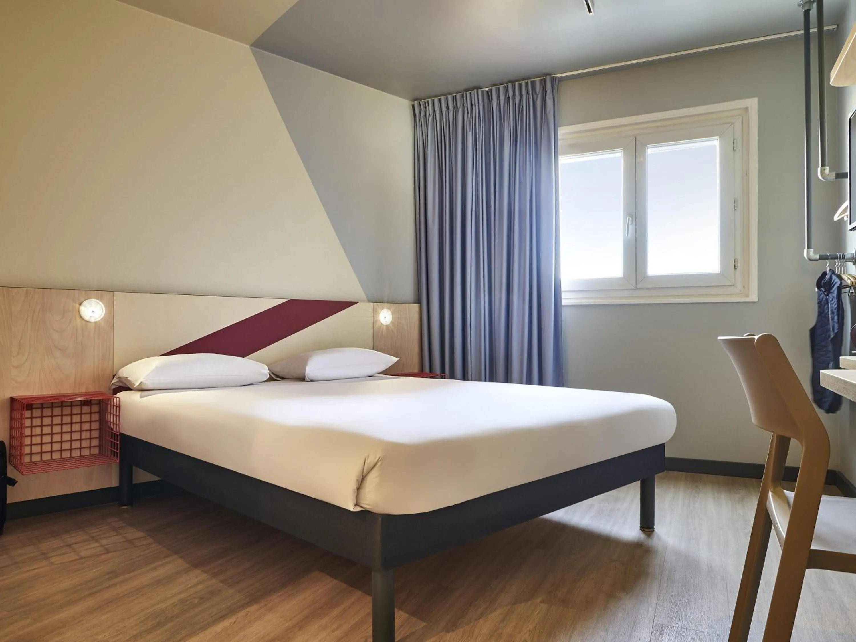Bedroom, Bed in ibis budget Paris Porte d'Aubervilliers