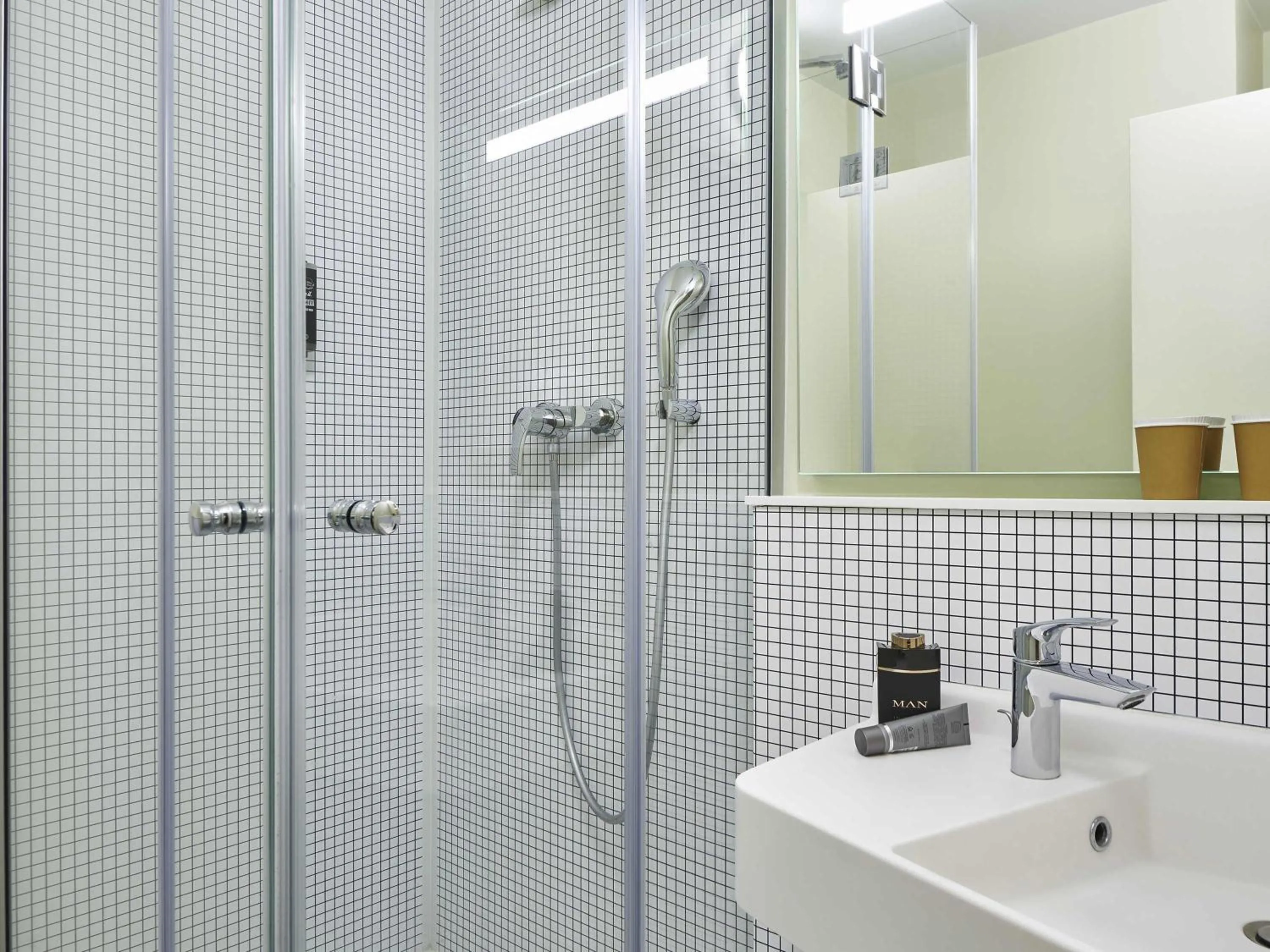 Bedroom in ibis budget Paris Porte d'Aubervilliers