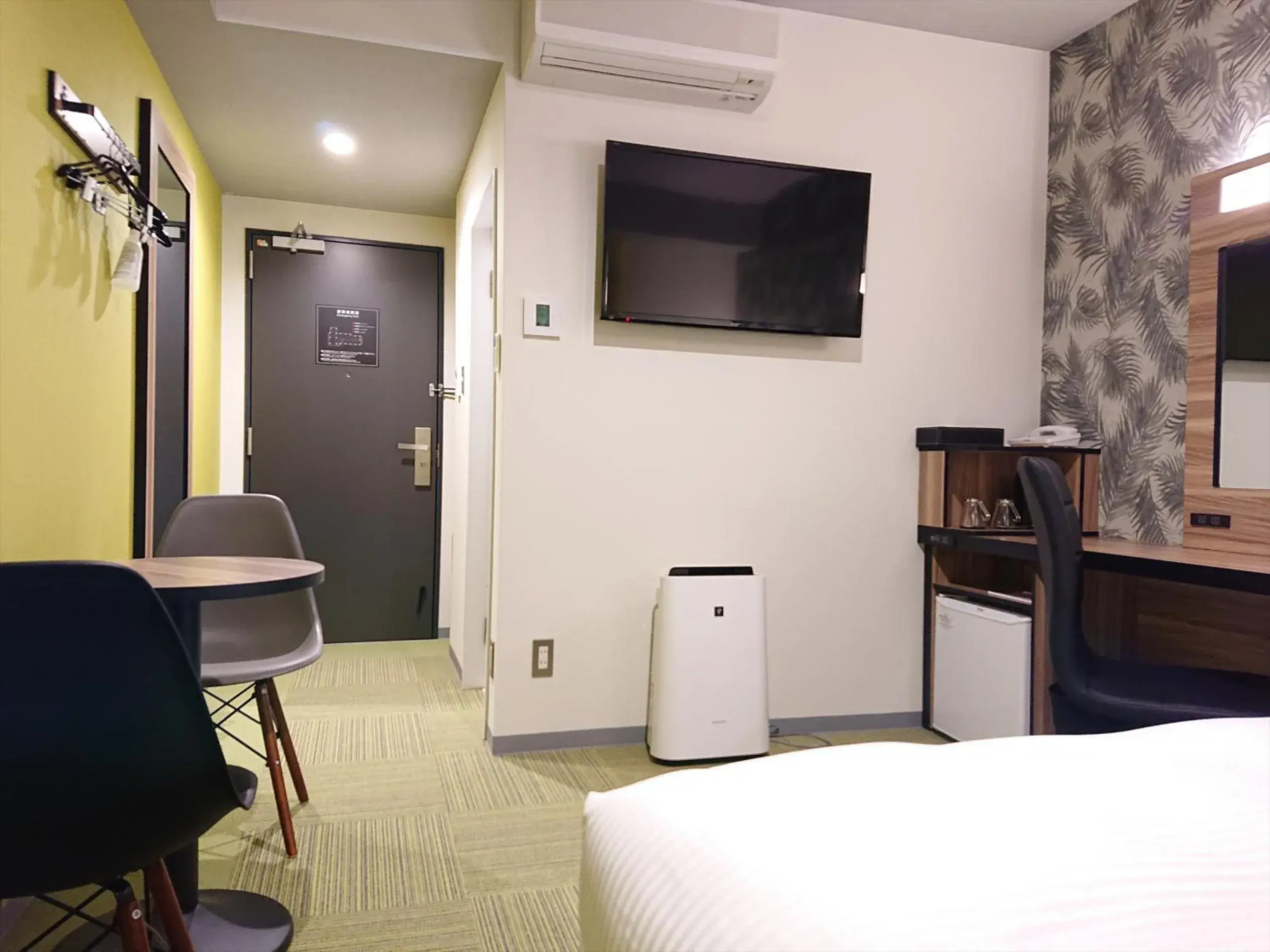 Photo of the whole room, Bed in Green Rich Hotel Okinawa Nago (Artificial hot spring Futamata Yunohana) Photo of the whole room, Bed in Green Rich Hotel Okinawa Nago (Artificial hot spring Futamata Yunohana)