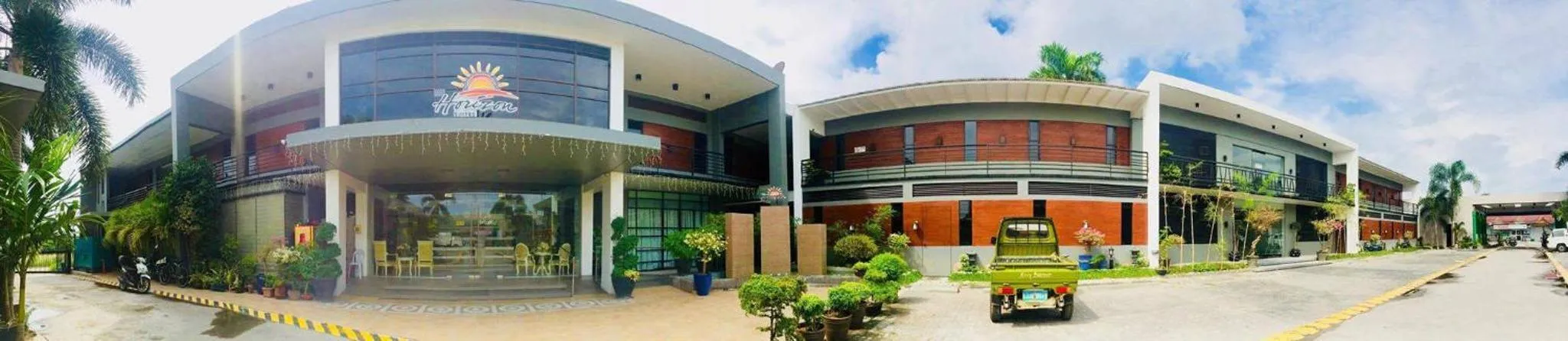 Facade/entrance in The Horizon Suites and Arcade