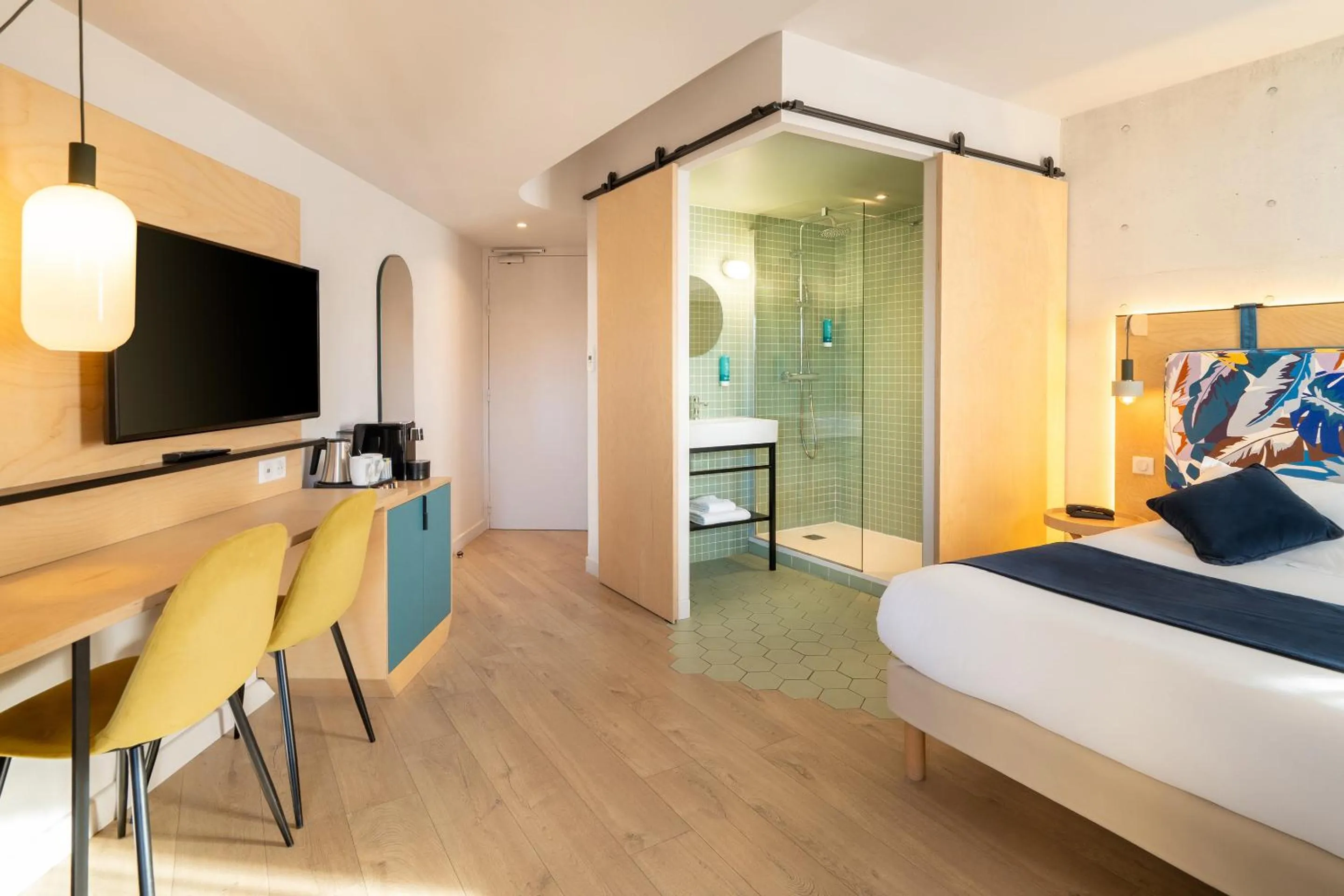 Bathroom, Bed in Urban Hotel & Spa Aix-les-Bains - BW Signature Collection
