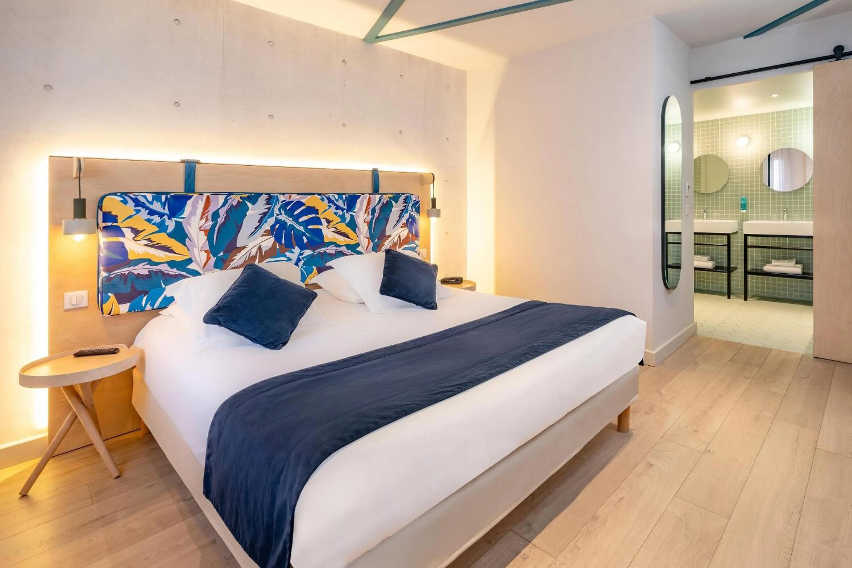 Photo of the whole room, Bed in Urban Hotel & Spa Aix-les-Bains - BW Signature Collection