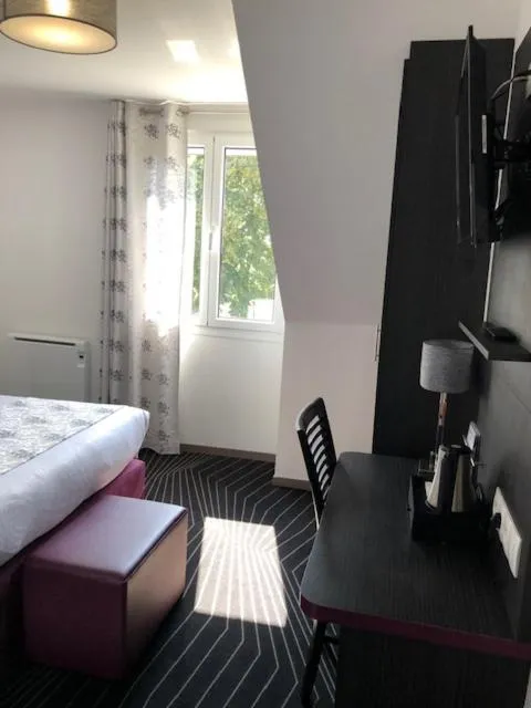 Seating area, Bed in The Originals City Hôtel, Aéroport Beauvais