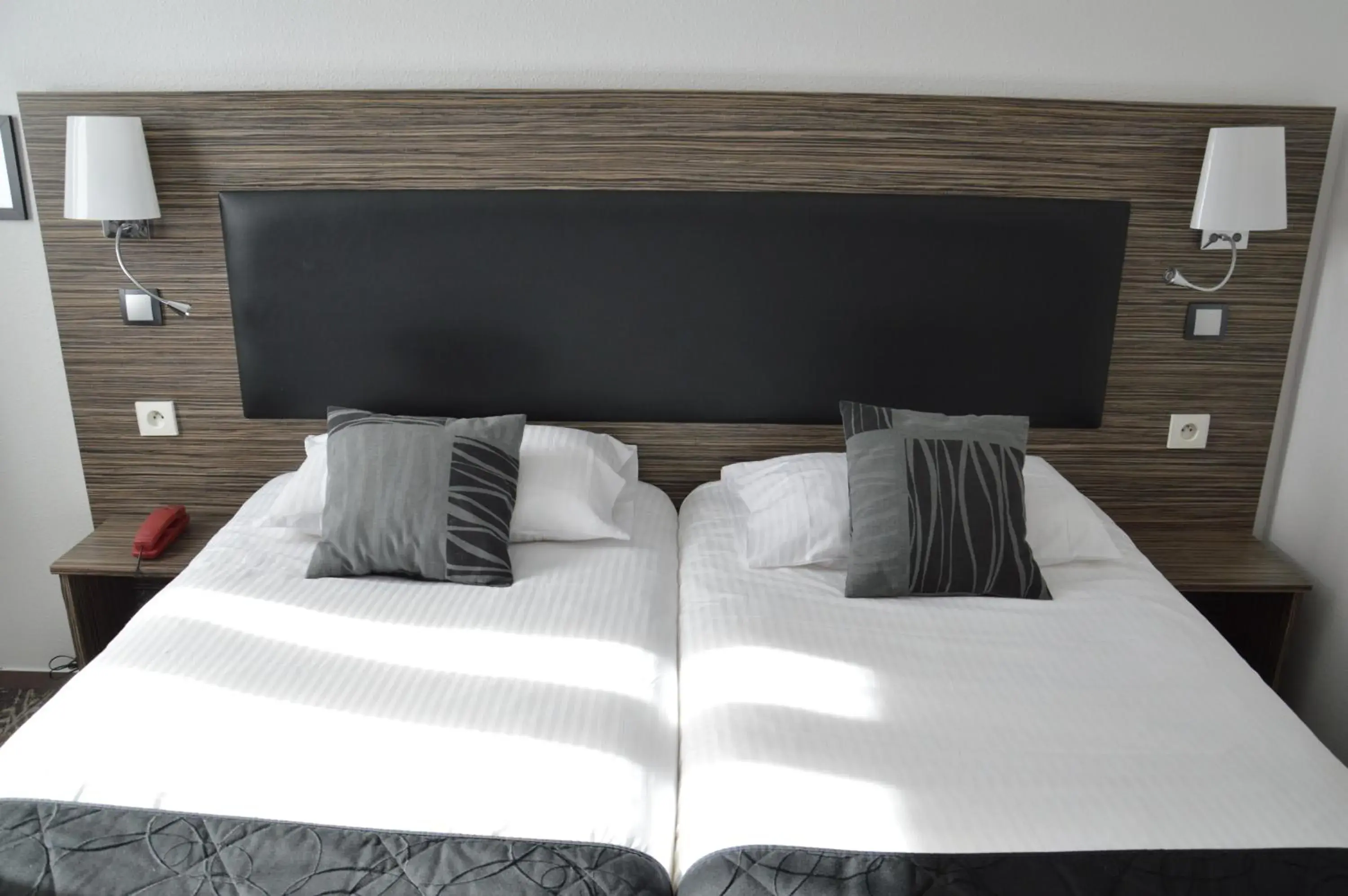 Bed in The Originals City Hôtel, Aéroport Beauvais Bed in The Originals City Hôtel, Aéroport Beauvais