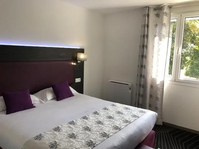 Bedroom, Bed in The Originals City Hôtel, Aéroport Beauvais